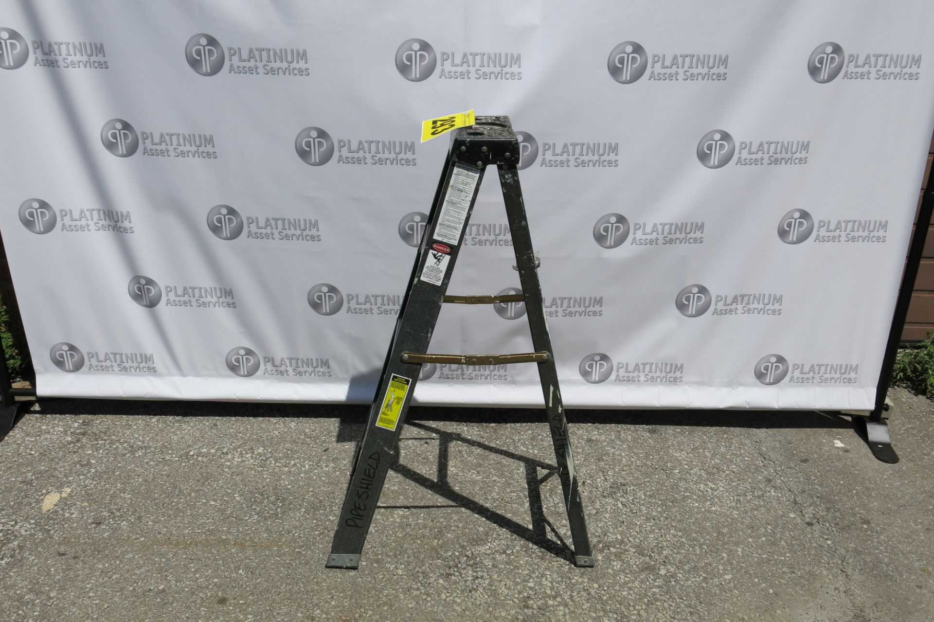 MAXIMUM, 061-1074-2, 4', A-FRAME FIBREGLASS, LADDER (LOCATED IN MISSISSAUGA) - Image 2 of 3