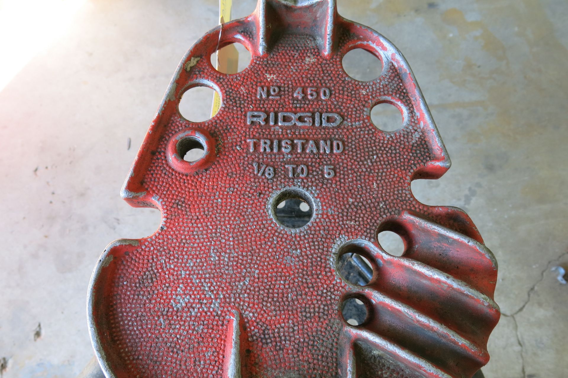 RIDGID, 450, TRISTAND, 1/8" TO 5", PORTABLE BENCH VISE (LOCATED IN MISSISSAUGA) - Image 3 of 3