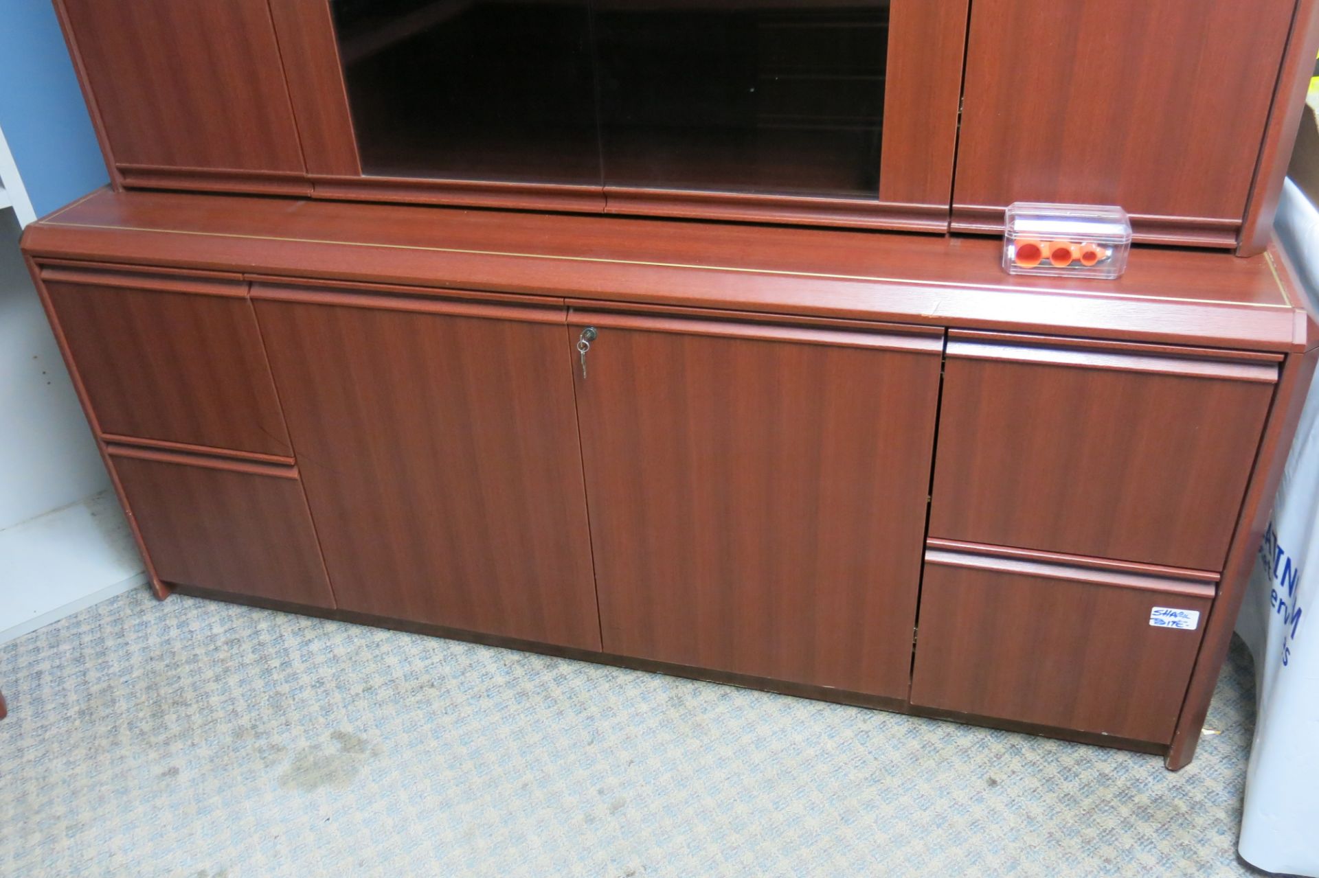 L-SHAPED DESK AND CREDENZA (LOCATED IN MISSISSAUGA) - Image 3 of 3