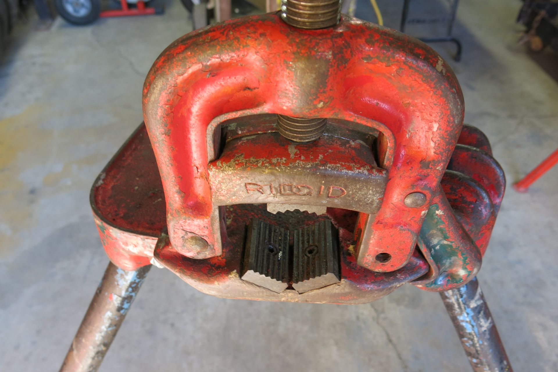 RIDGID, 40, TRISTAND, PORTABLE BENCH VISE (LOCATED IN MISSISSAUGA) - Image 2 of 3