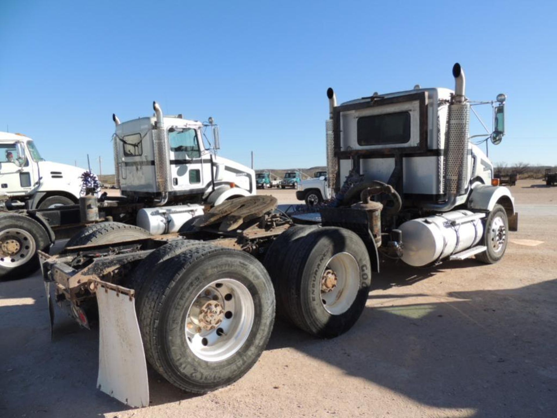 2007 Kenworth T 800 T/A Truck Tractor, VIN 1XKDDU9X77J204476, CAT C13-430 Power, Eaton Fuller 10-Spe - Image 3 of 4