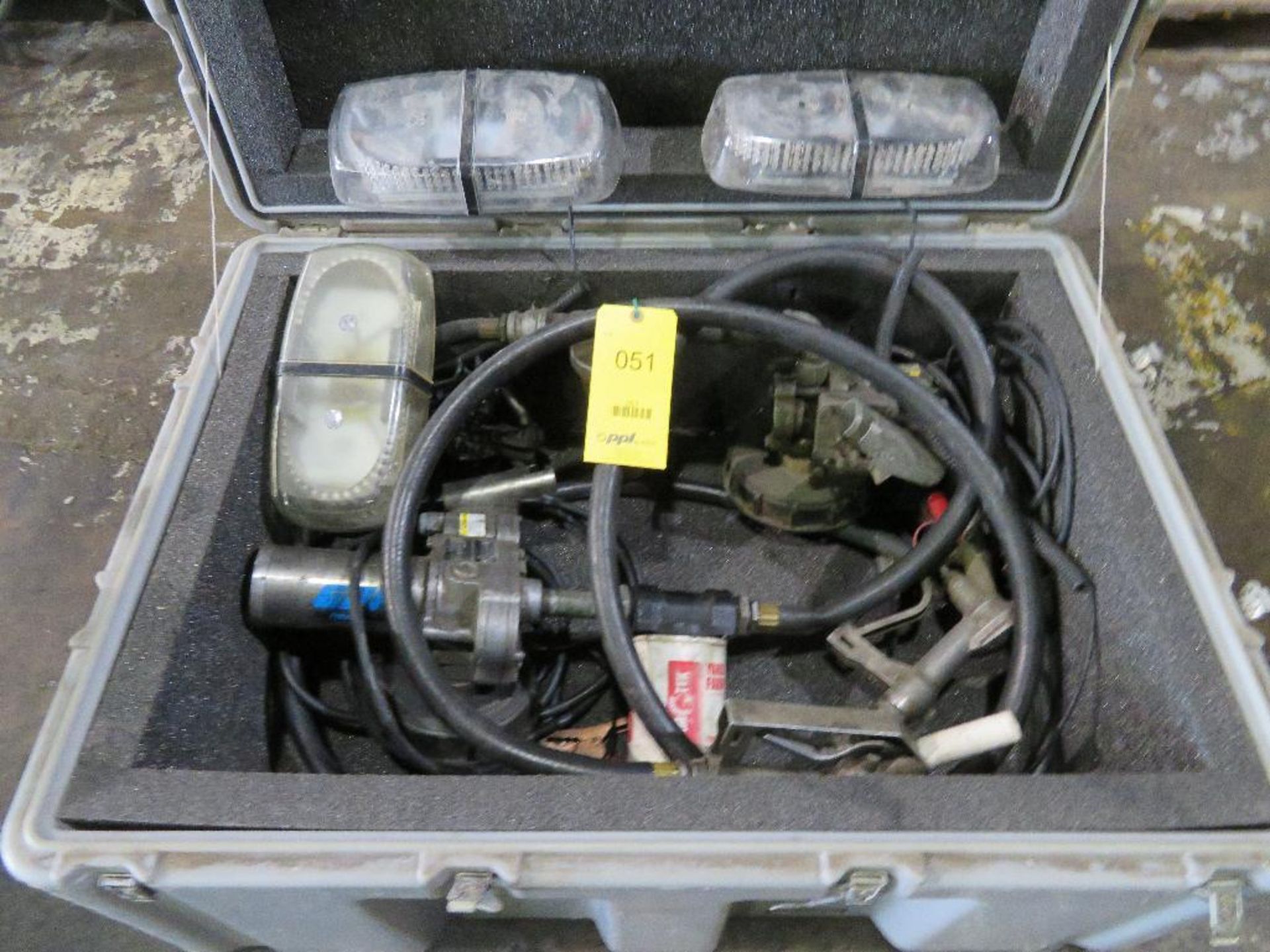 LOT: (2) 12 Volt Portable Fueling Pumps & Magnetic Emergency Lights