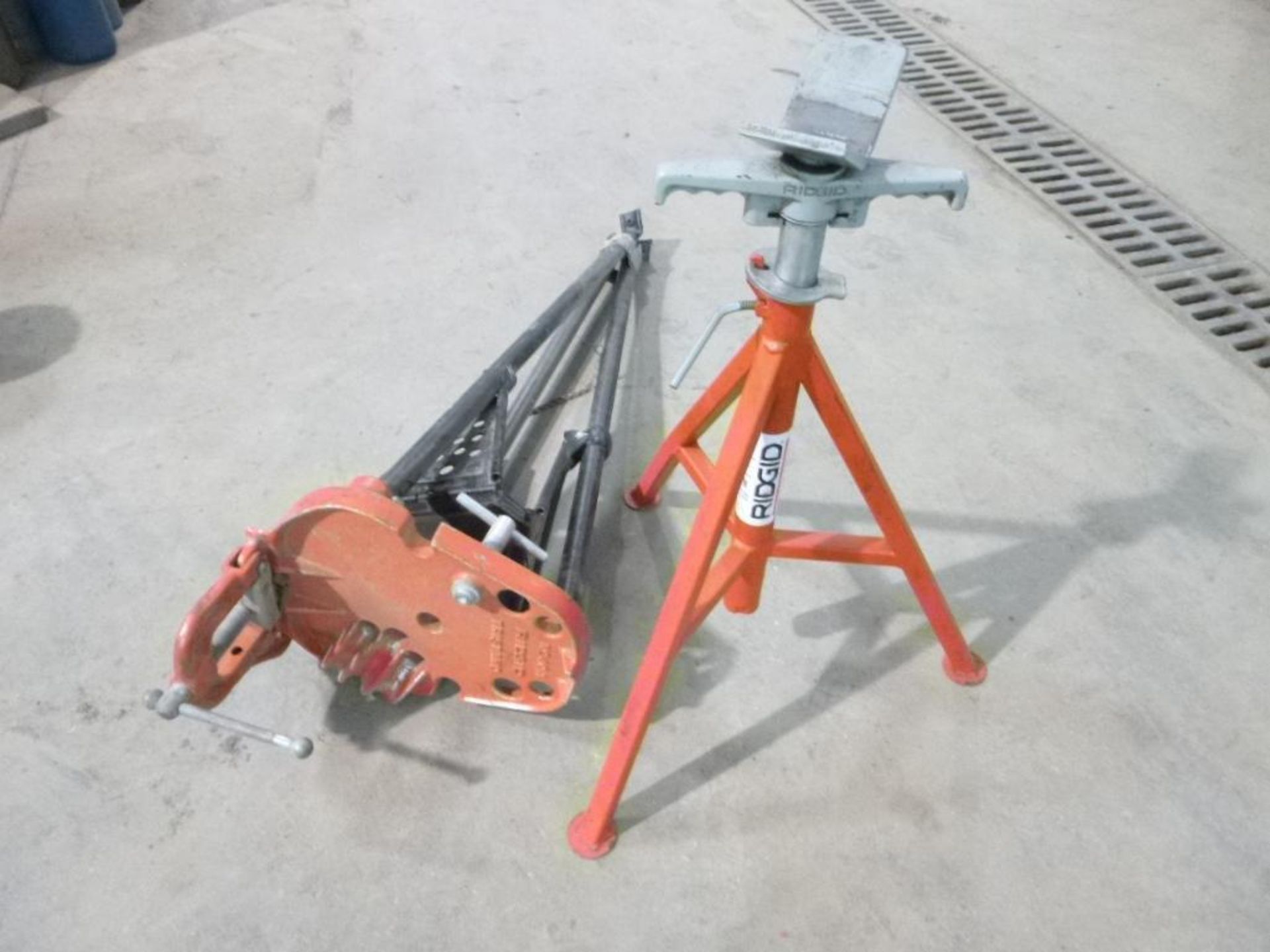 LOT: Stand, Pipe V Style, Ridgid 56662, with Pipe Vise; Vise, Pipe, Ridgid, with Stand