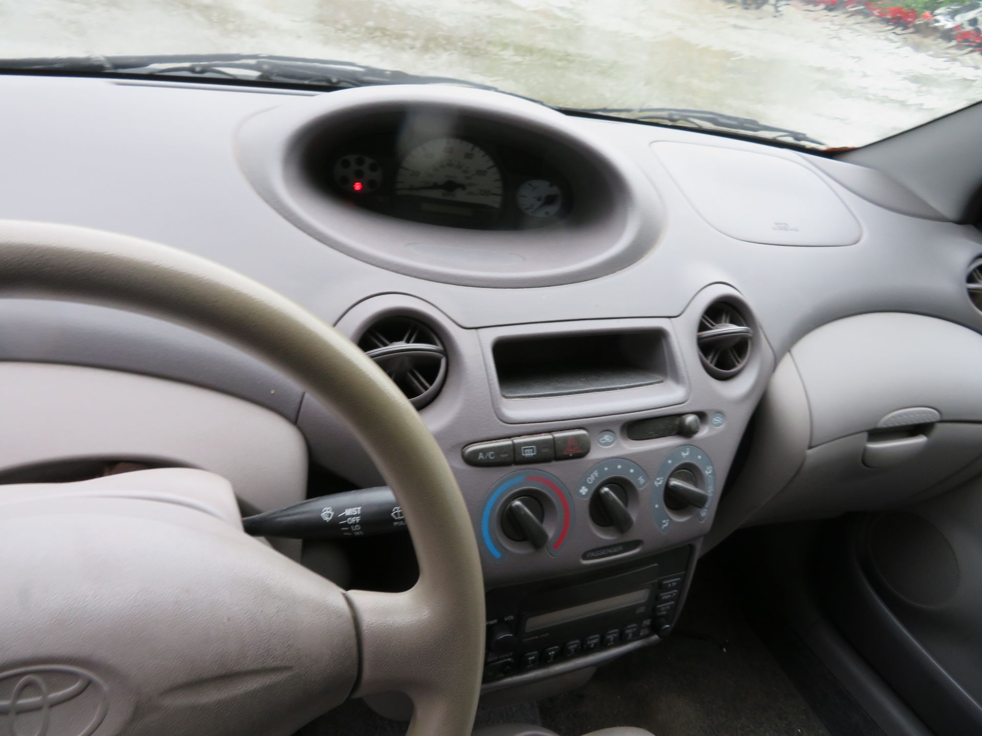 2002 Toyota Echo 2-Door, VIN JTDAT123820214374, 113,787 Indicated Miles - Bild 6 aus 7
