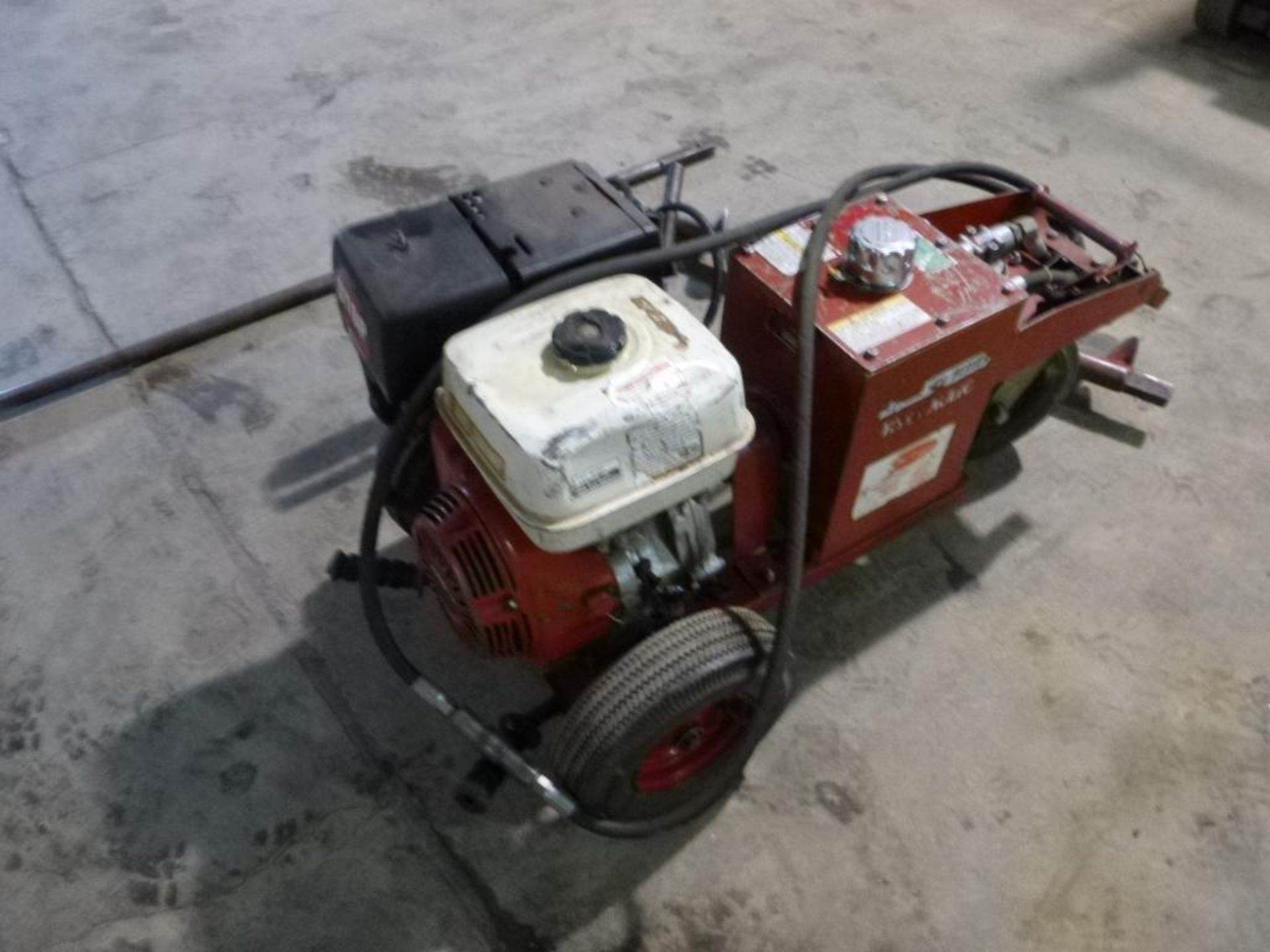 LOT: Little Beaver H4813 Hydraulic 1 Man Auger, Snap-On 8 in. x 42 in. Auger - Image 2 of 3