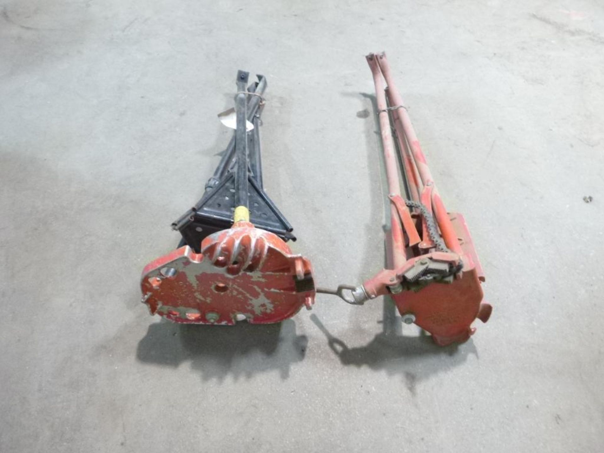 LOT: (2) Pipe Vises with Tristand