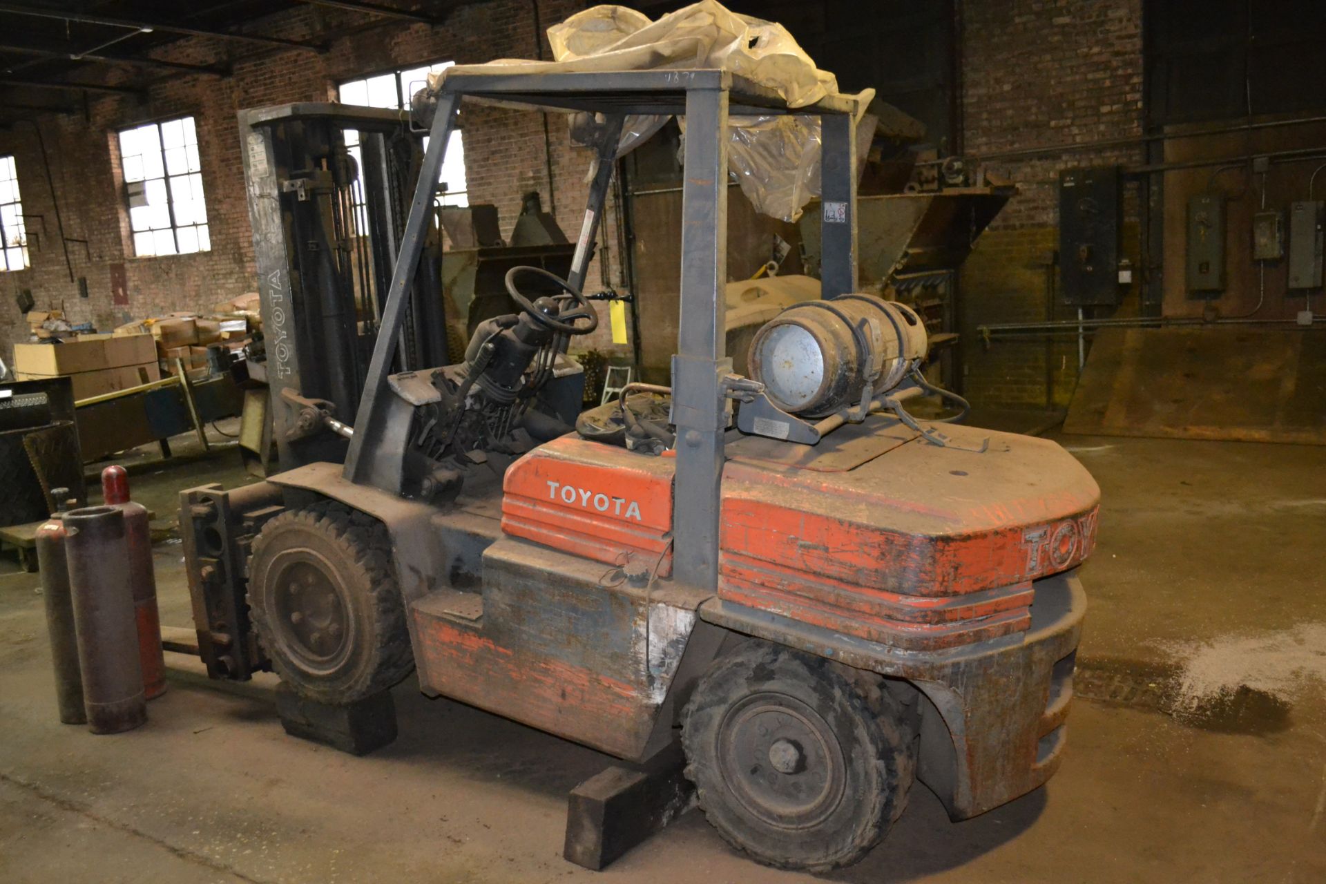 Toyota 8000 lb. Forklift Model 025FG35, S/N 45FG35-30758, Solid Tires, Overhead Guard, 3-Stage Mast, - Image 2 of 2