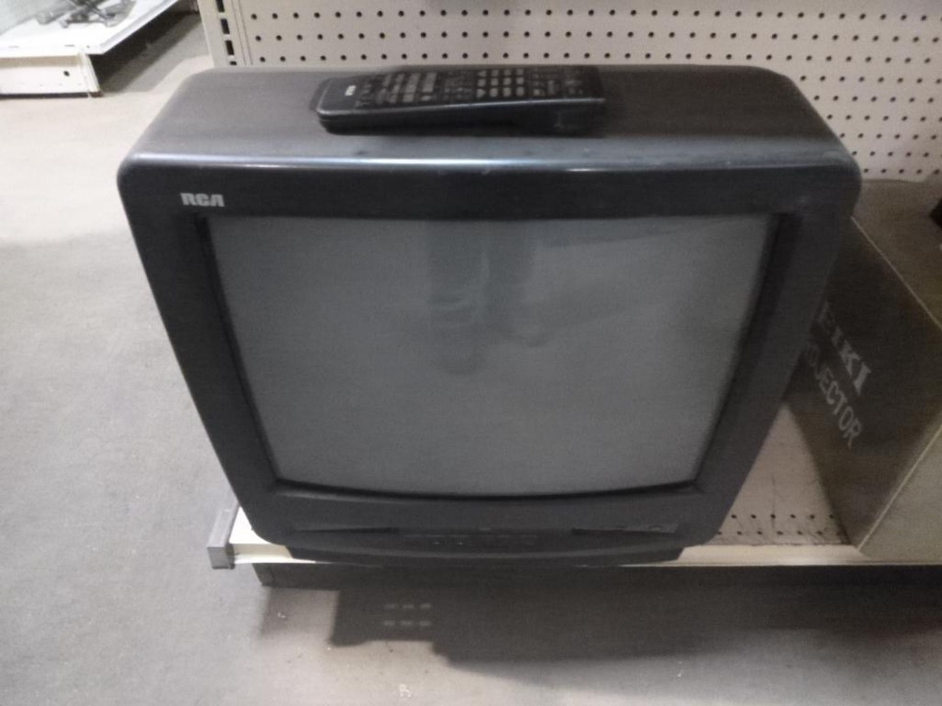 TV/VCR Combination 20 in., RCA Model T20000BK - Image 2 of 2