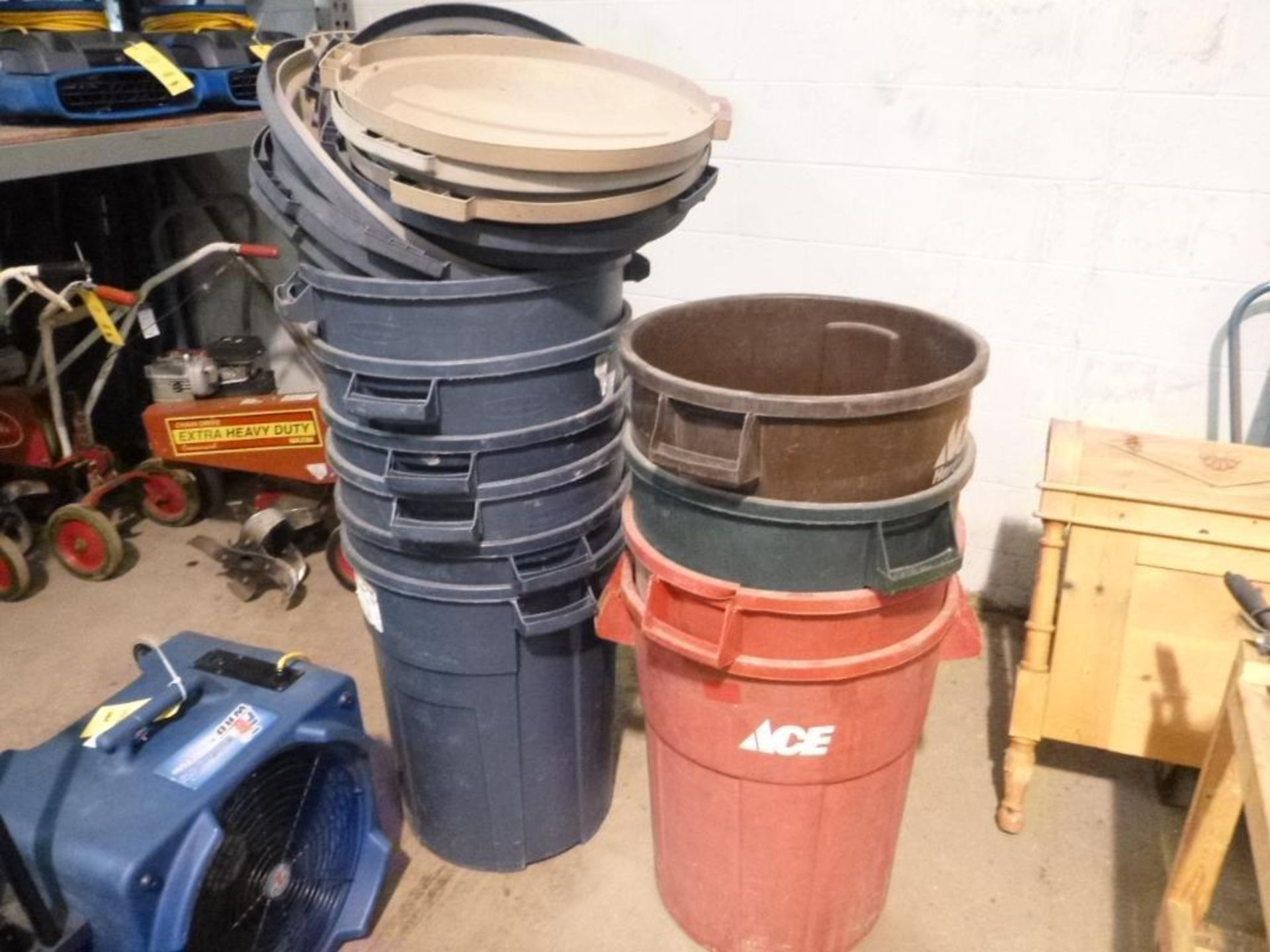 LOT: (10) Trash Cans, 32 Gallons