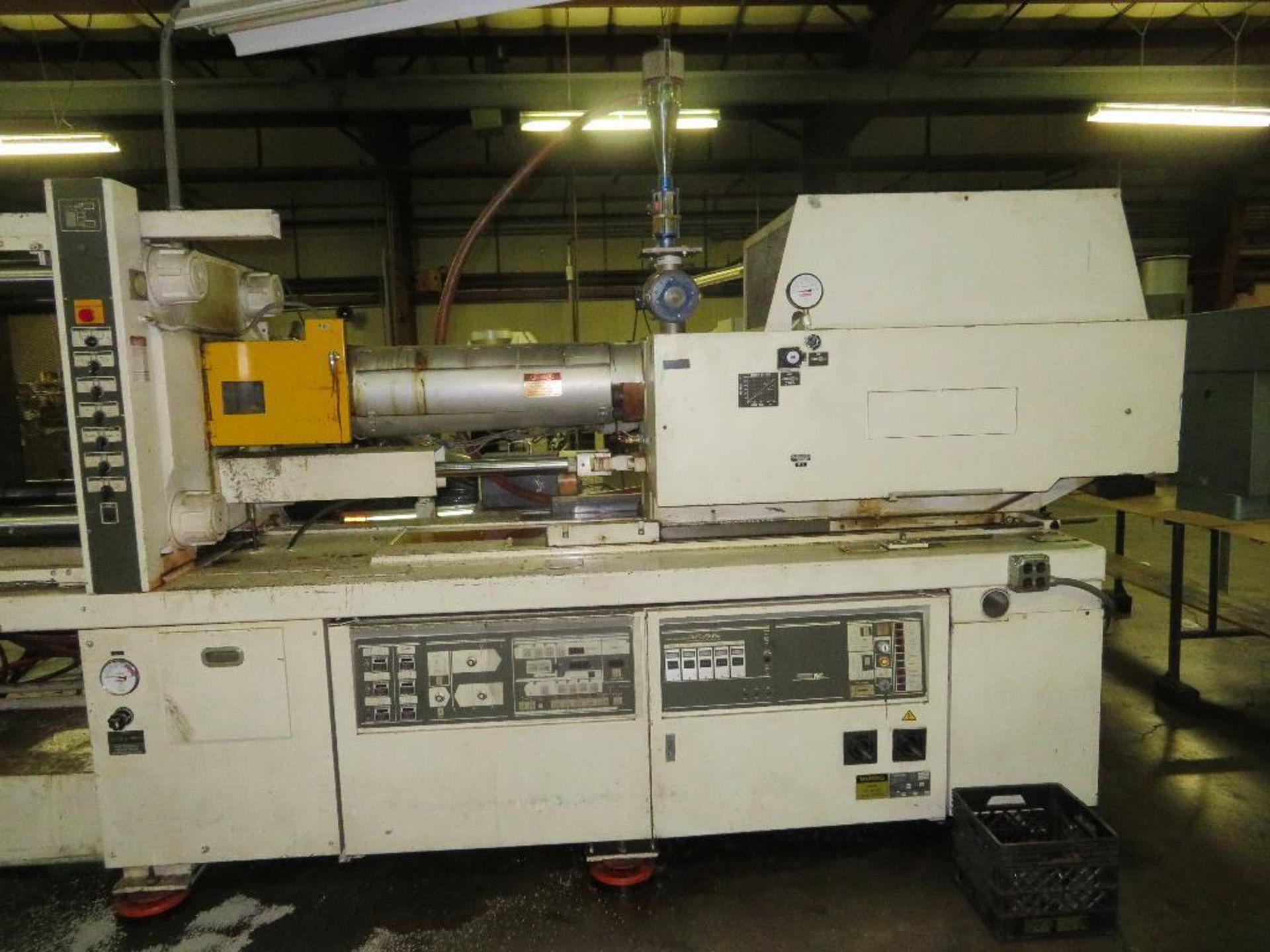 Toshiba 310 Ton, 30.3 oz. Hydraulic Injection Molding Machine Model ISE310-17A, S/N 715403 (1987), 2 - Image 4 of 7