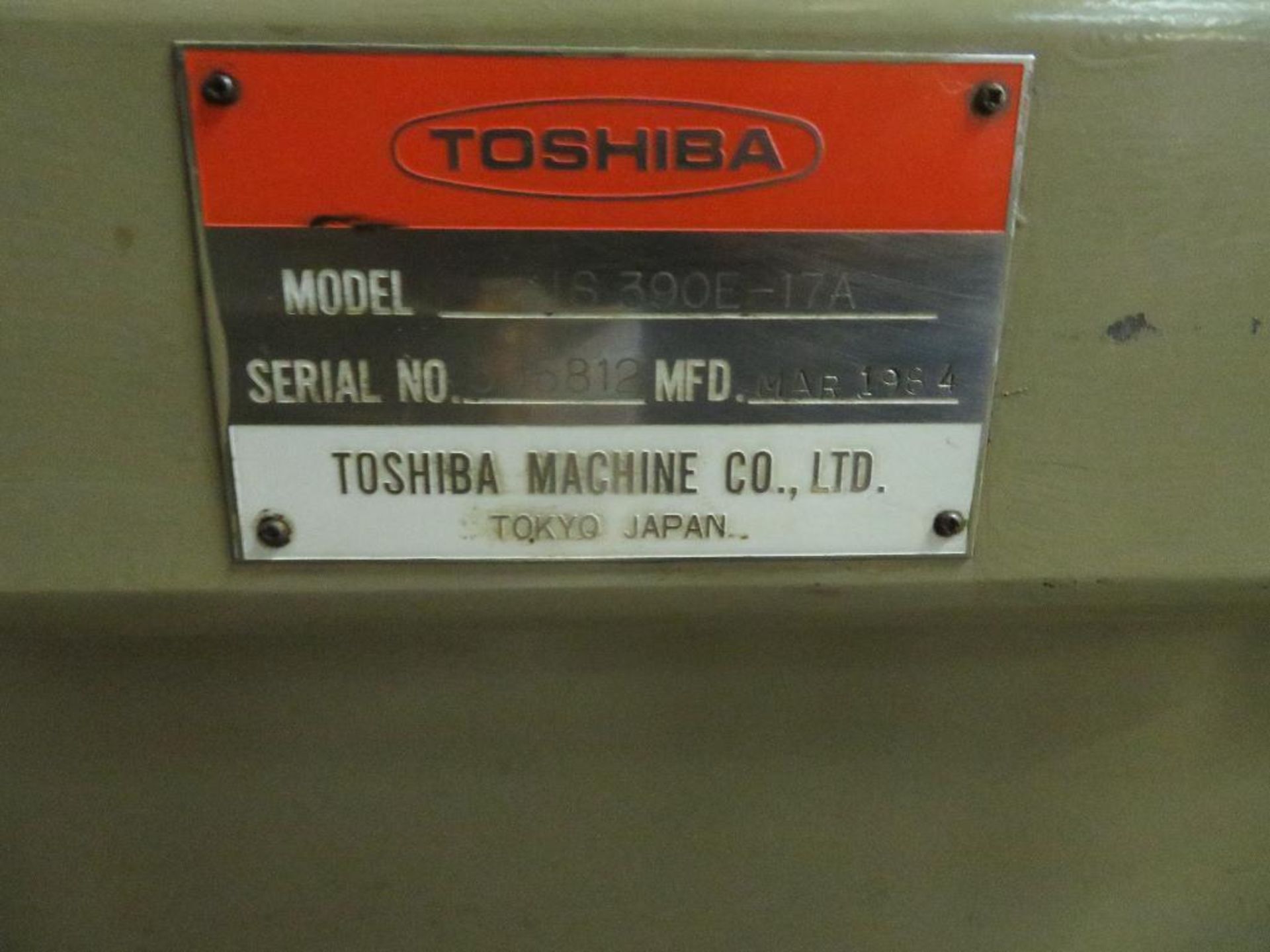 Toshiba 390 Ton, 30.3 oz. Hydraulic Injection Molding Machine Model IS390E-17A, S/N 305812 (1984), 2 - Image 5 of 5