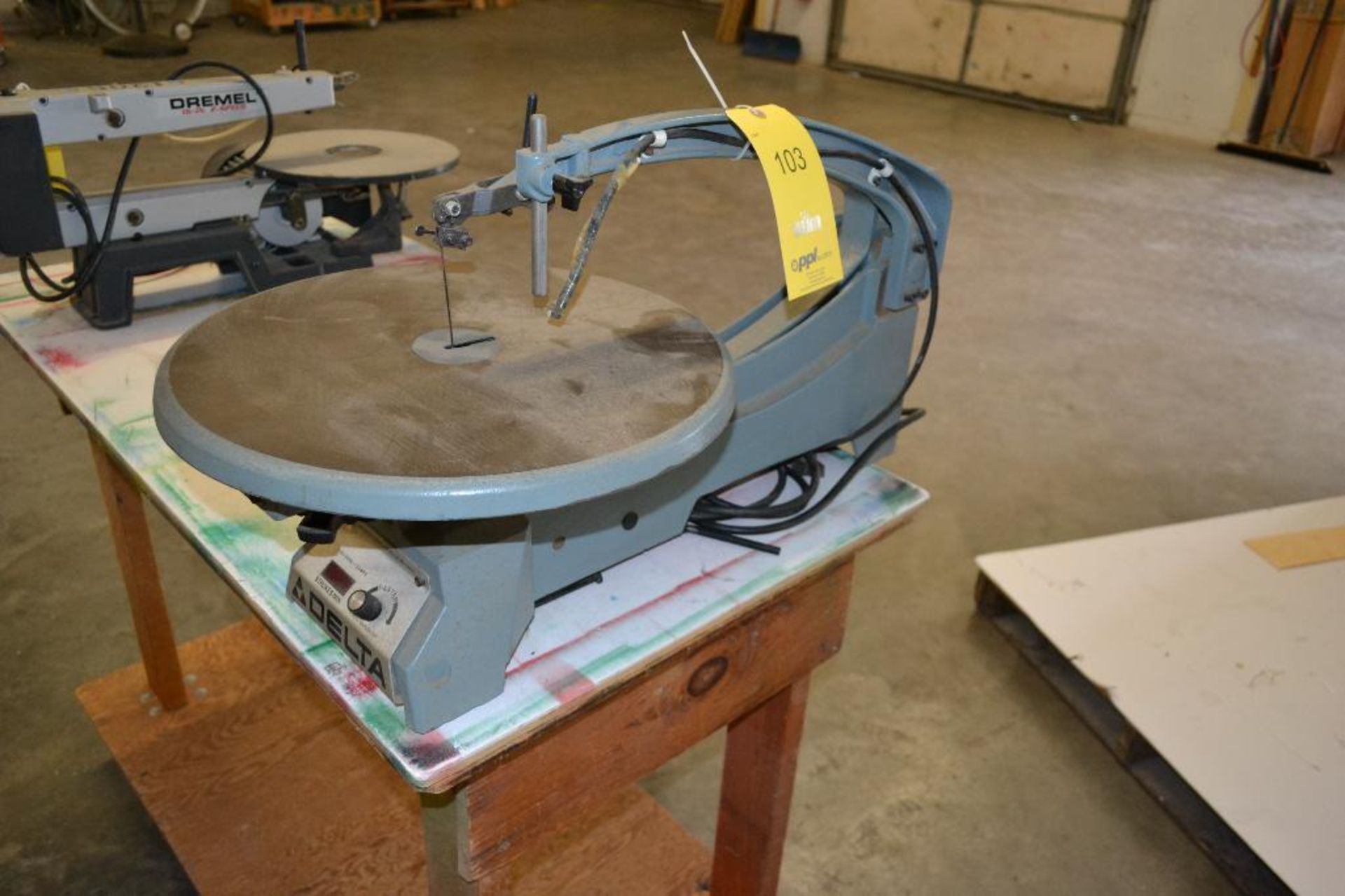 Delta 18 in. Jig Saw Model 40-601, S/N 94D39041, 16 in. Dia. Work Table