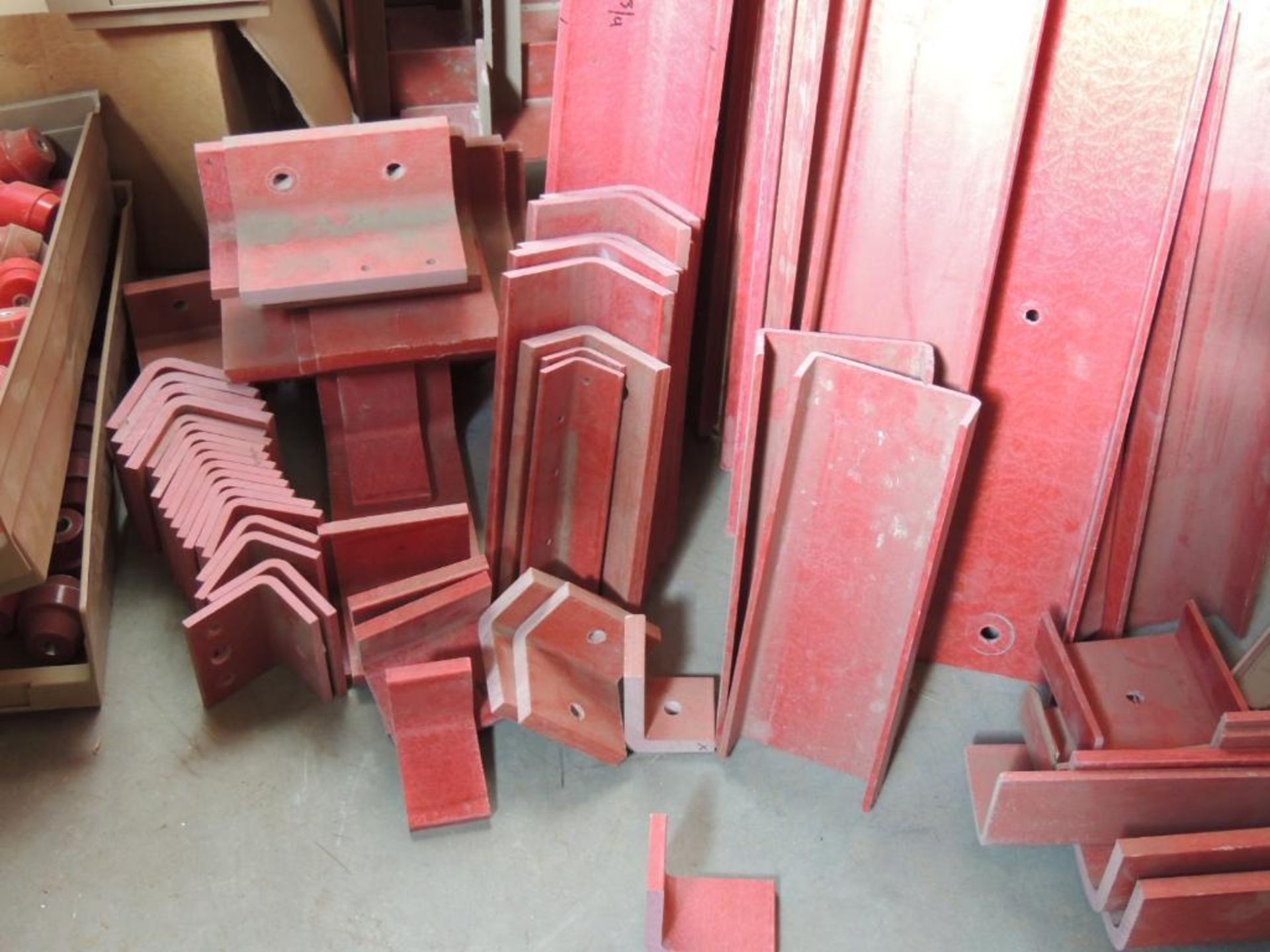 LOT: Fiberglass Isolating Angle (red bar) - Bild 2 aus 5