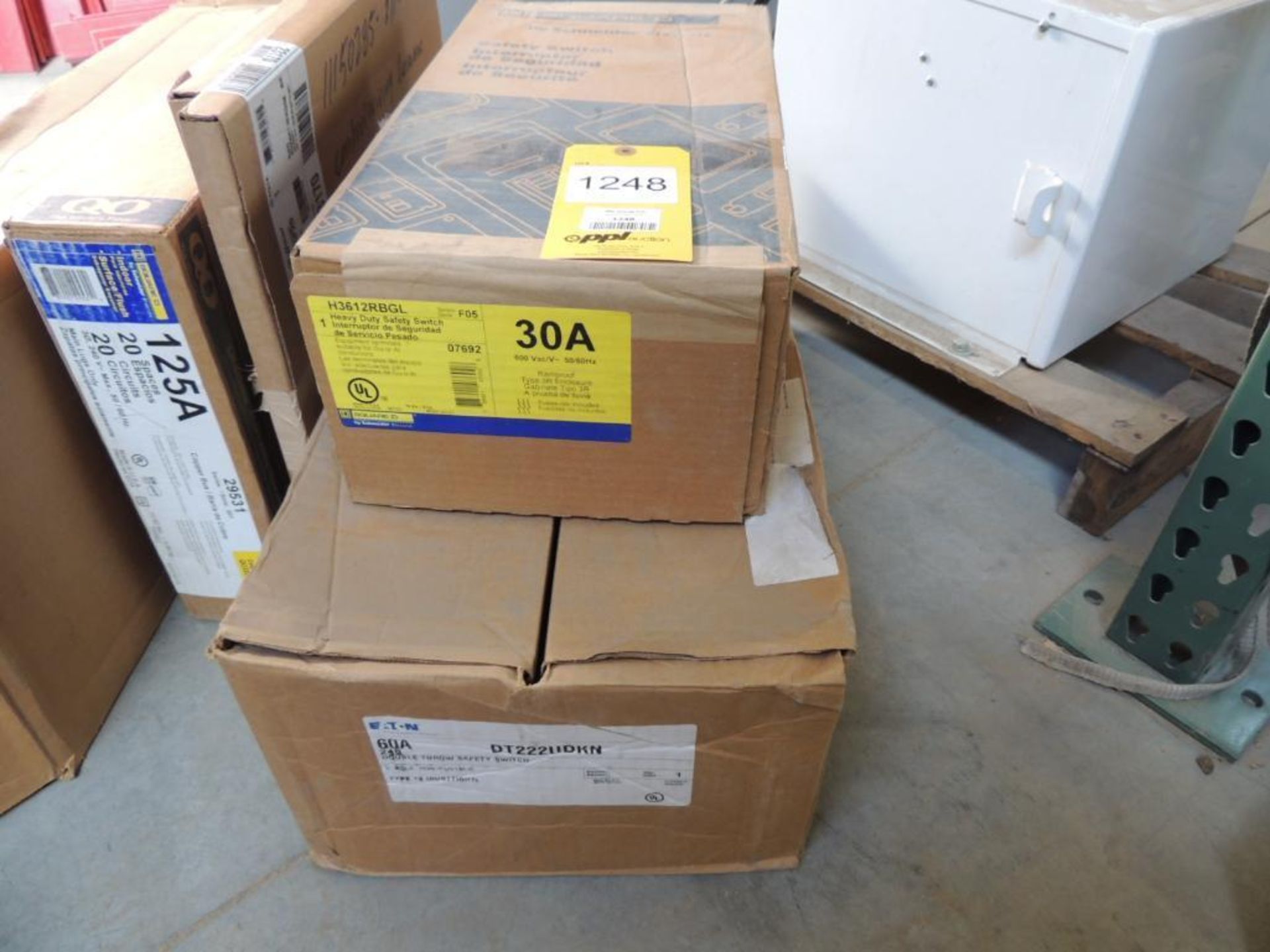 LOT: (1) Eaton Double Throw 60 AMP/ 240 Volt Safety Switch, (1) Square D Heavy Duty 30 AMP/ 600