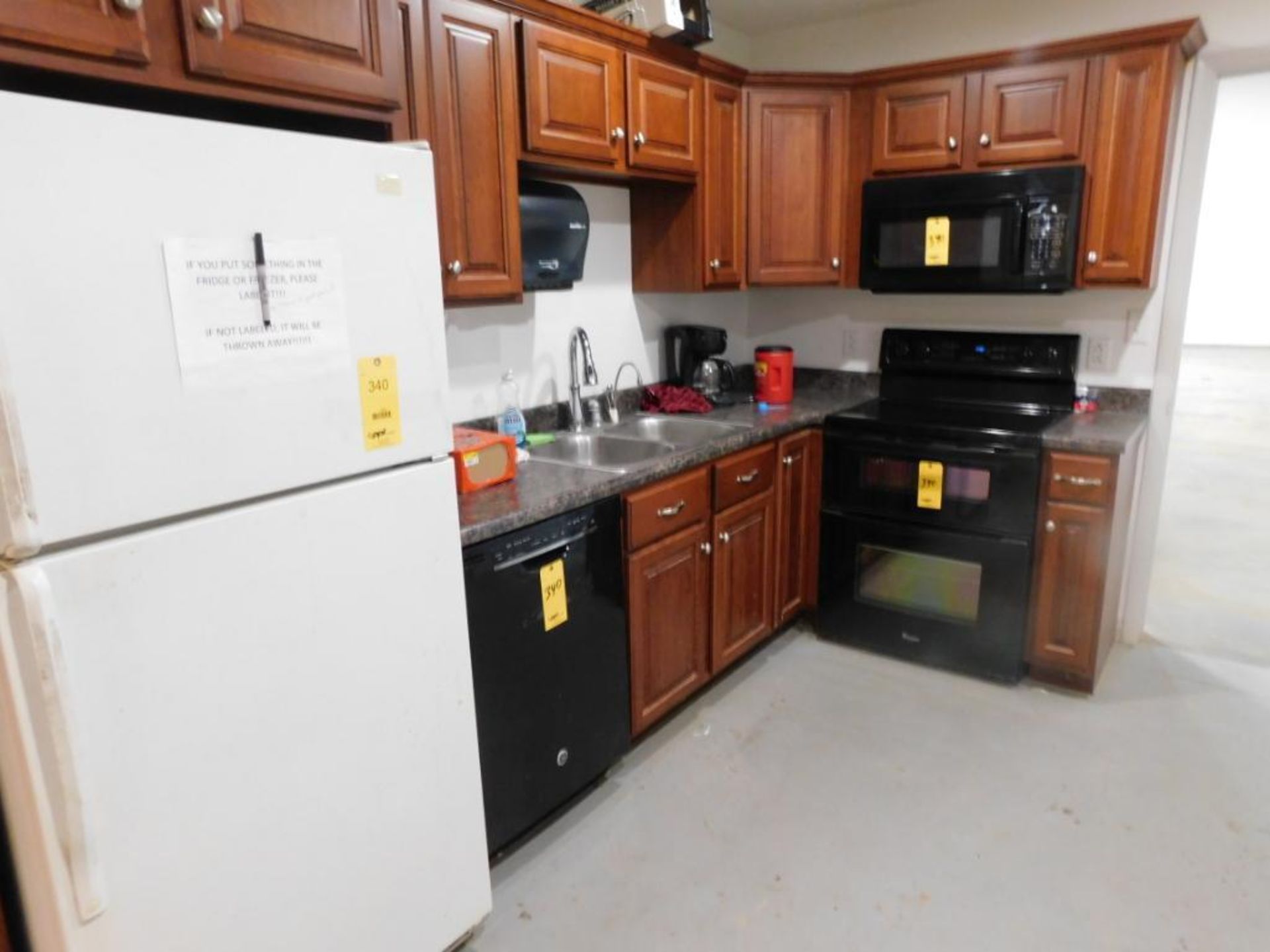 LOT: Refrigerator, Microwave Oven, Dishwasher, Double Oven