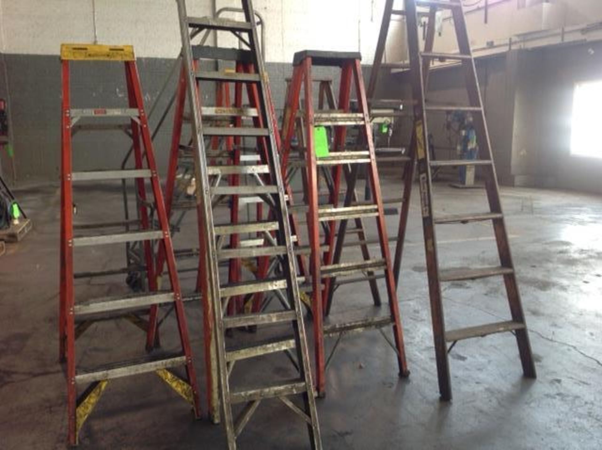 (1) Lot Ladders