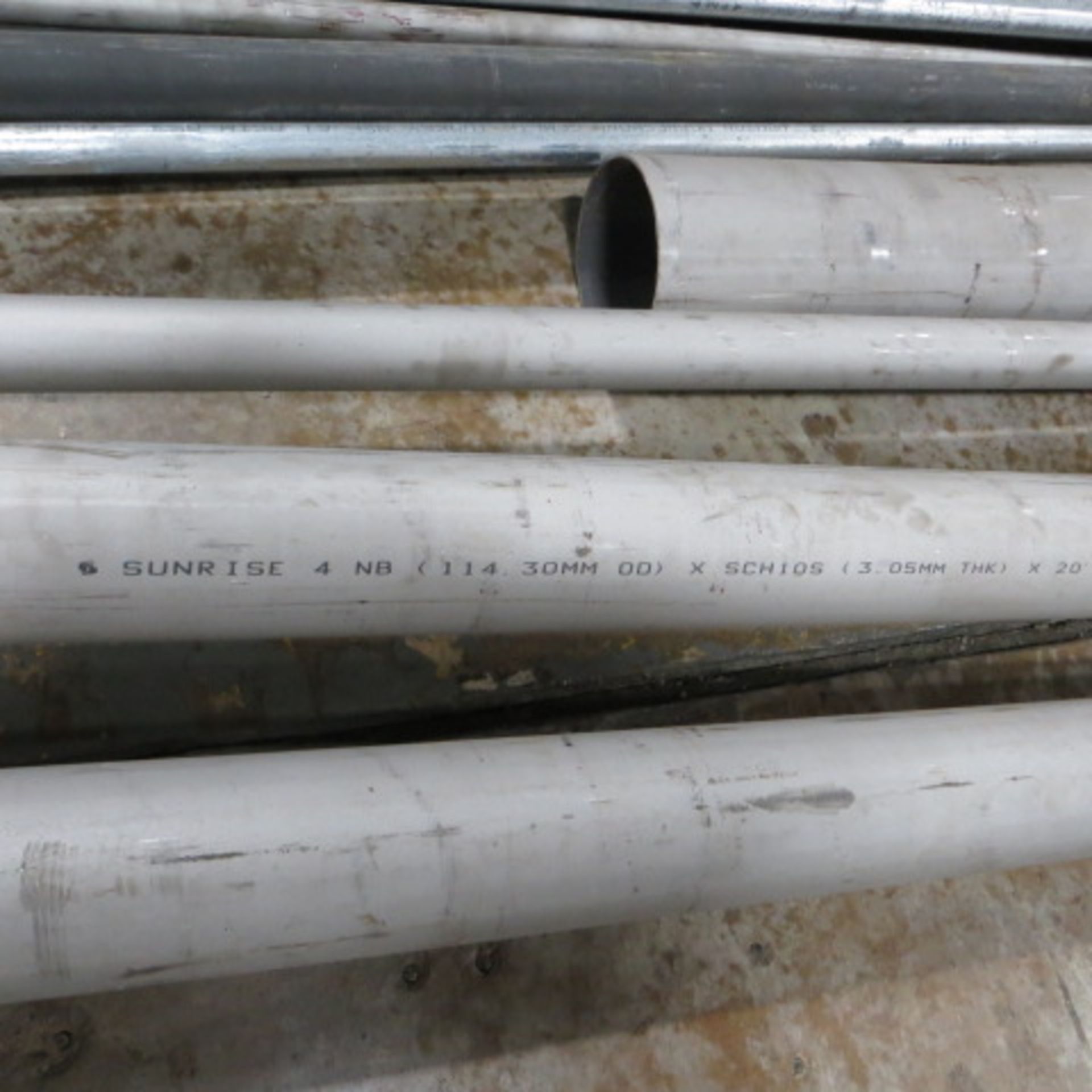 Approx. 400 ft 6 in, 220 ft 4 in & 70 ft 3 in 304 Stainless Pipe and 300+ ft Black Pipe & Conduit - Image 6 of 8