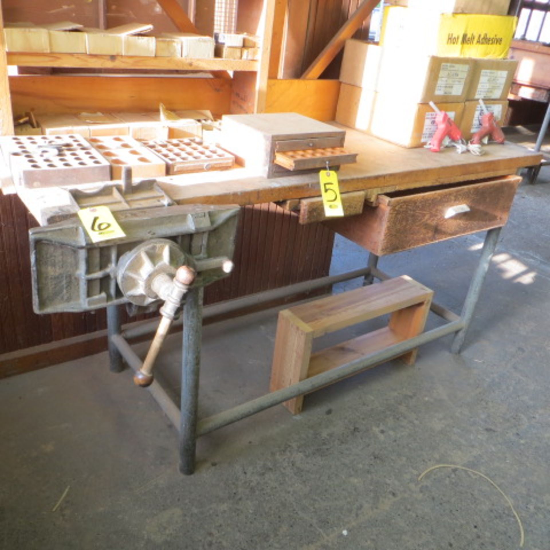 WORKBENCH WITH EMMERT STYLE PATTERNMAKER VISE