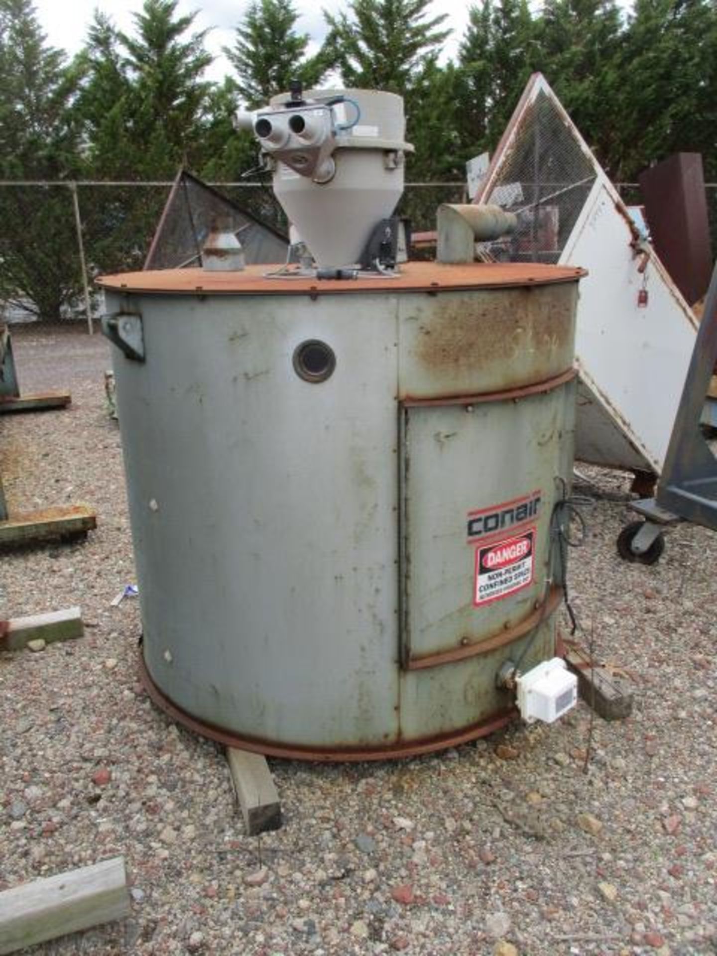 Conair insulated drying hopper having an approximate working cap. of 100 cu.ft