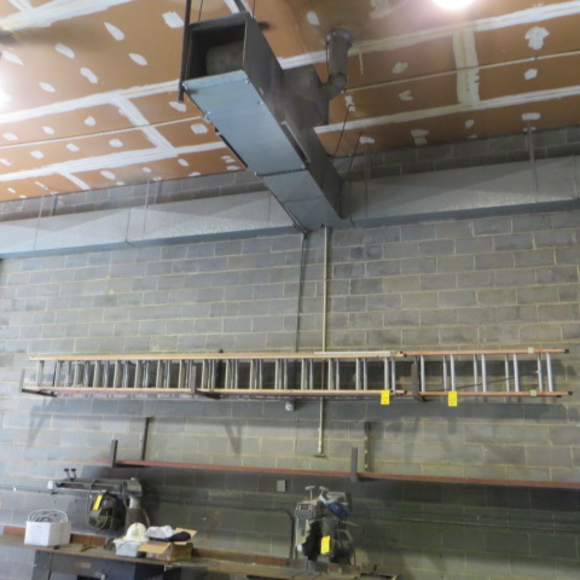 32' FIBERGLASS EXTENSION LADDER - Image 2 of 2