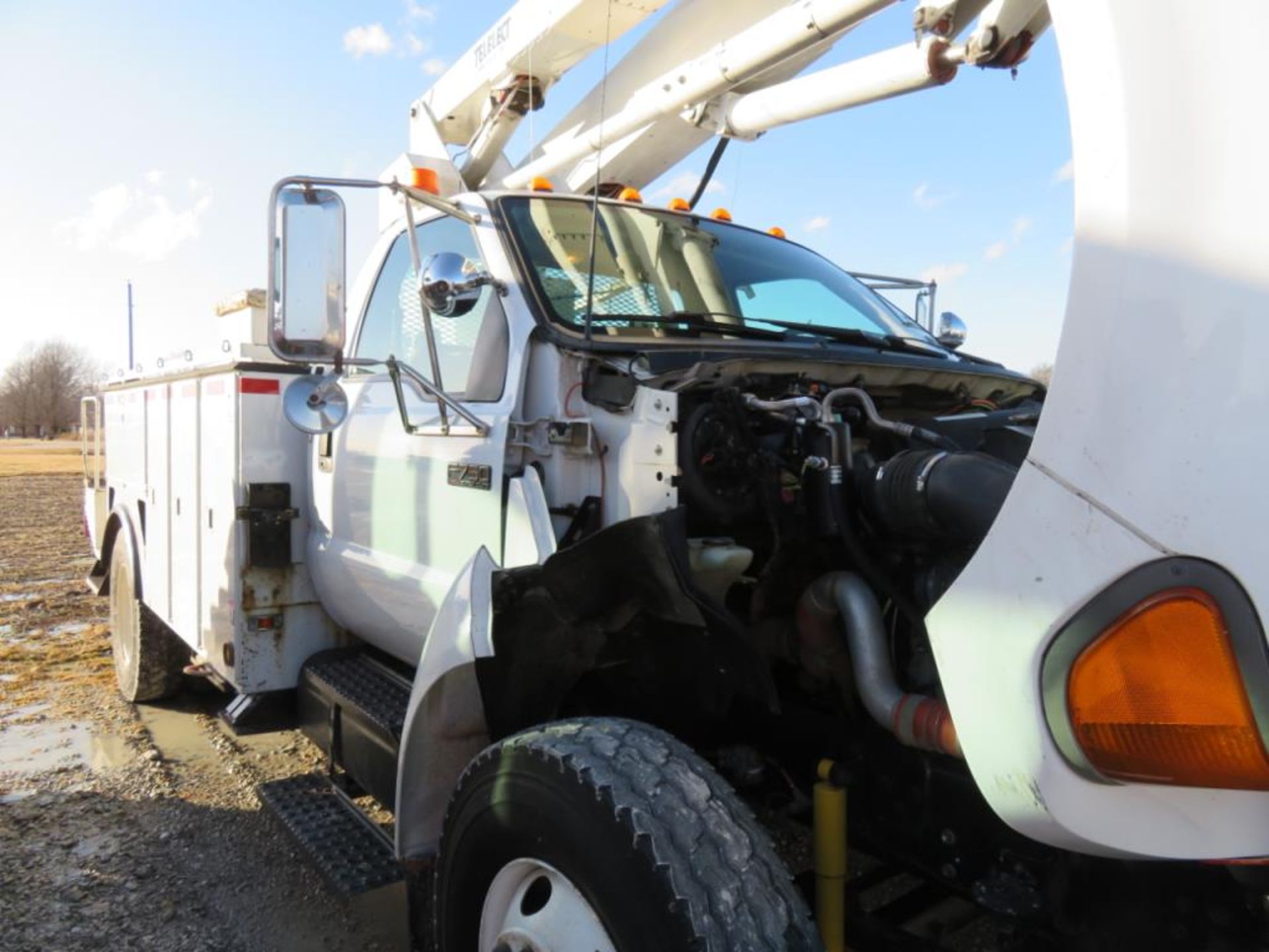 2004 Ford F750 Bucket Truck (title) Diesel, Manual Transmission, 207,763 miles33,000 GVWR, runs - Image 30 of 31