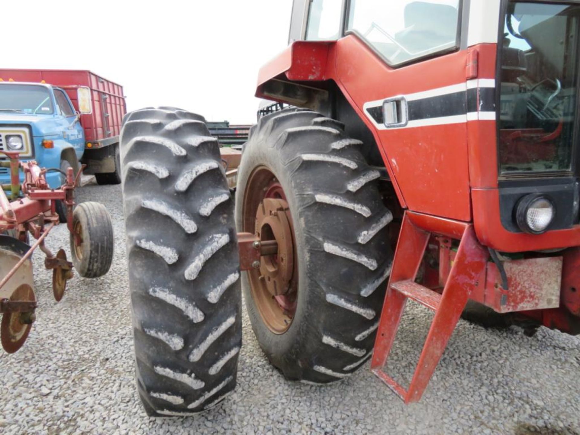 IH 1486 Tractor 16.9 - 35 Duals 30%, Dual PTO, Needs Battery, Interior in rough shape, was used this - Image 8 of 13