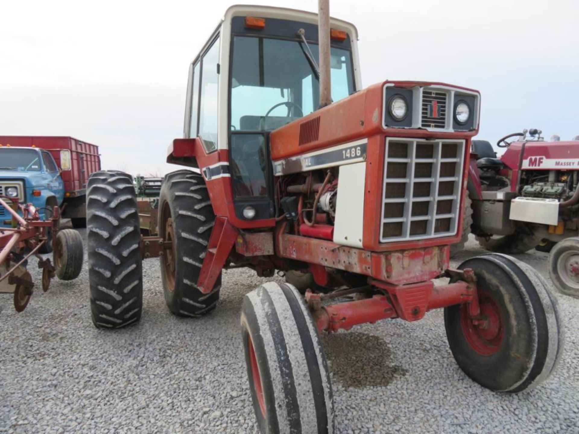 IH 1486 Tractor 16.9 - 35 Duals 30%, Dual PTO, Needs Battery, Interior in rough shape, was used this - Image 4 of 13