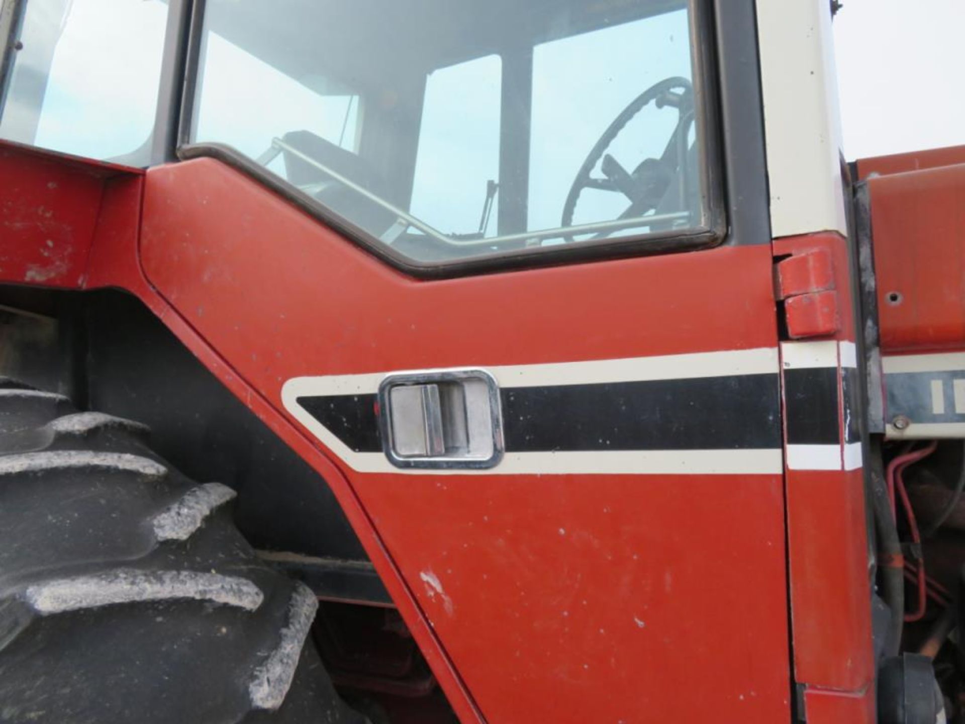 IH 1486 Tractor 16.9 - 35 Duals 30%, Dual PTO, Needs Battery, Interior in rough shape, was used this - Image 9 of 13