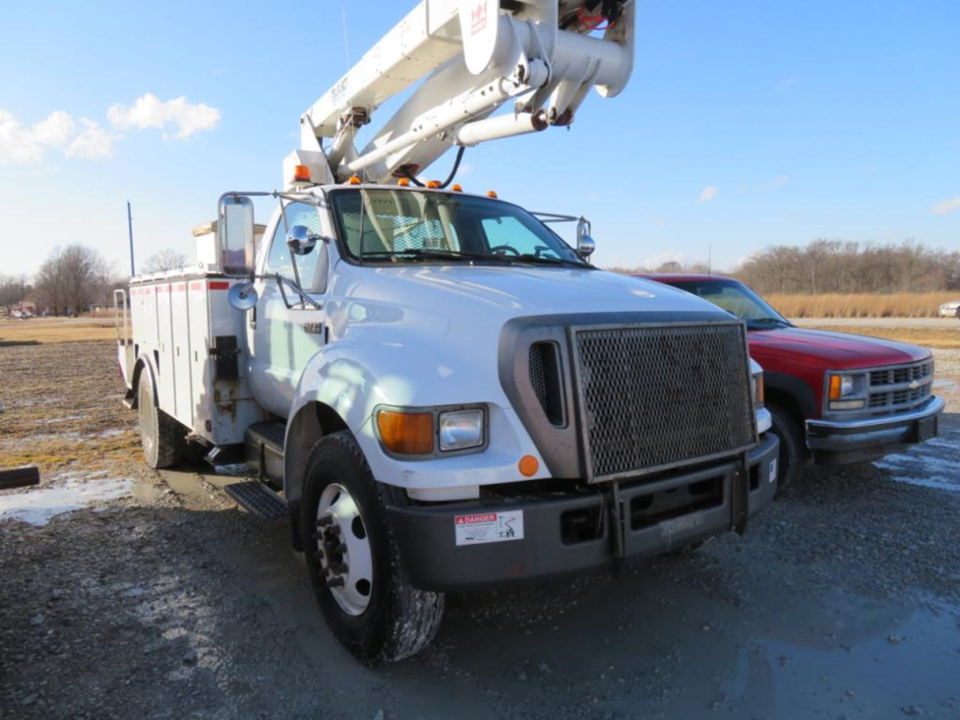 2004 Ford F750 Bucket Truck (title) Diesel, Manual Transmission, 207,763 miles33,000 GVWR, runs - Image 3 of 31