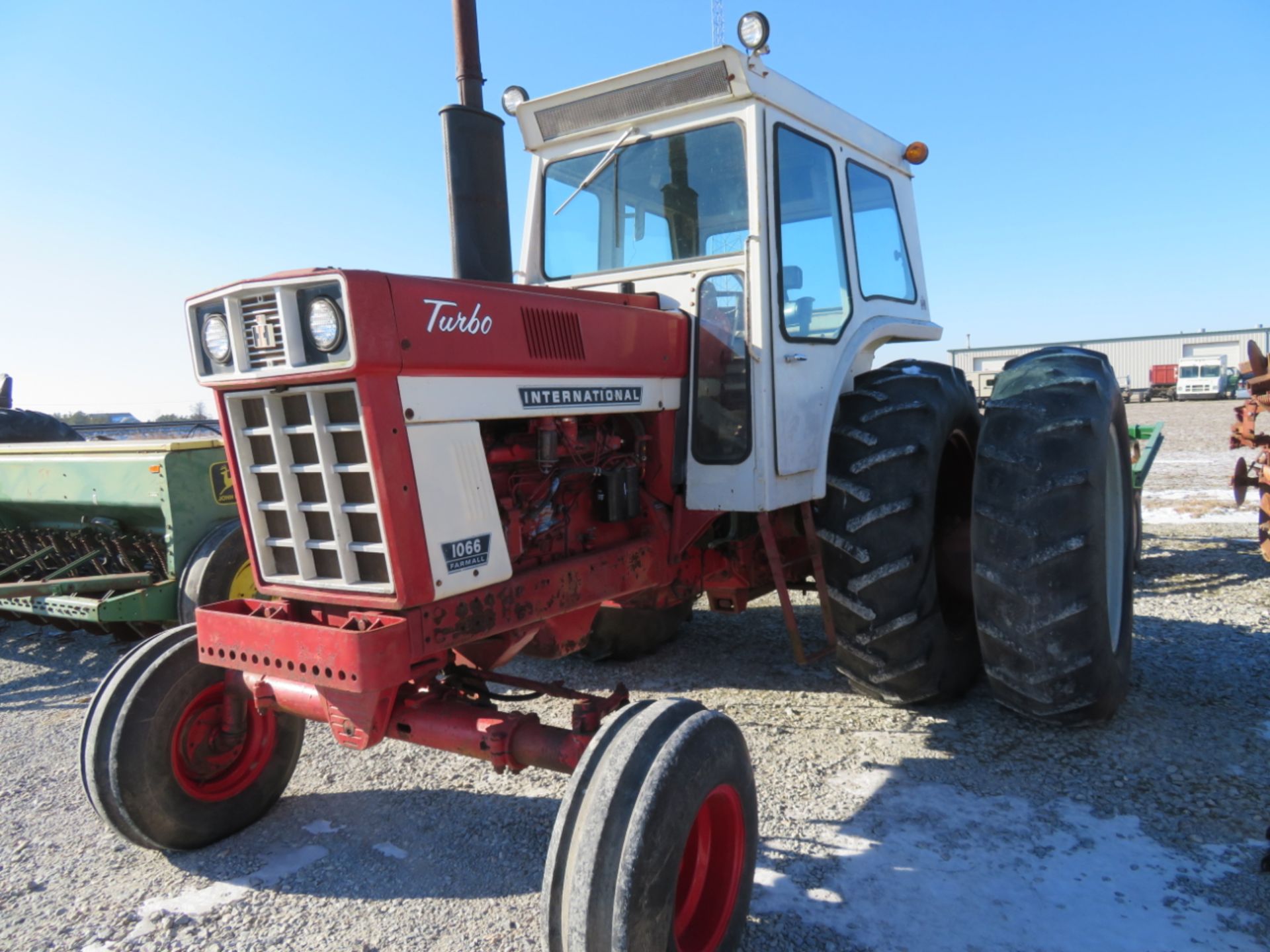 IH 1066 tractor w/cab 4,662 hours serial 2610159U017255 - Image 3 of 8