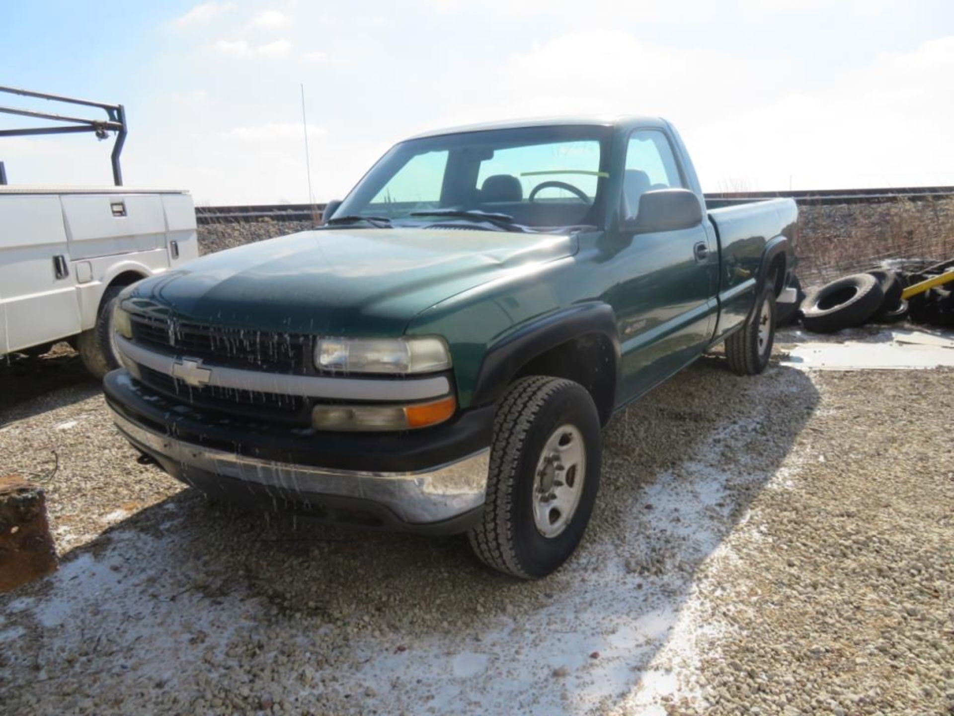 1999 Chevy Pickup 4x4 (title) 282,206 miles