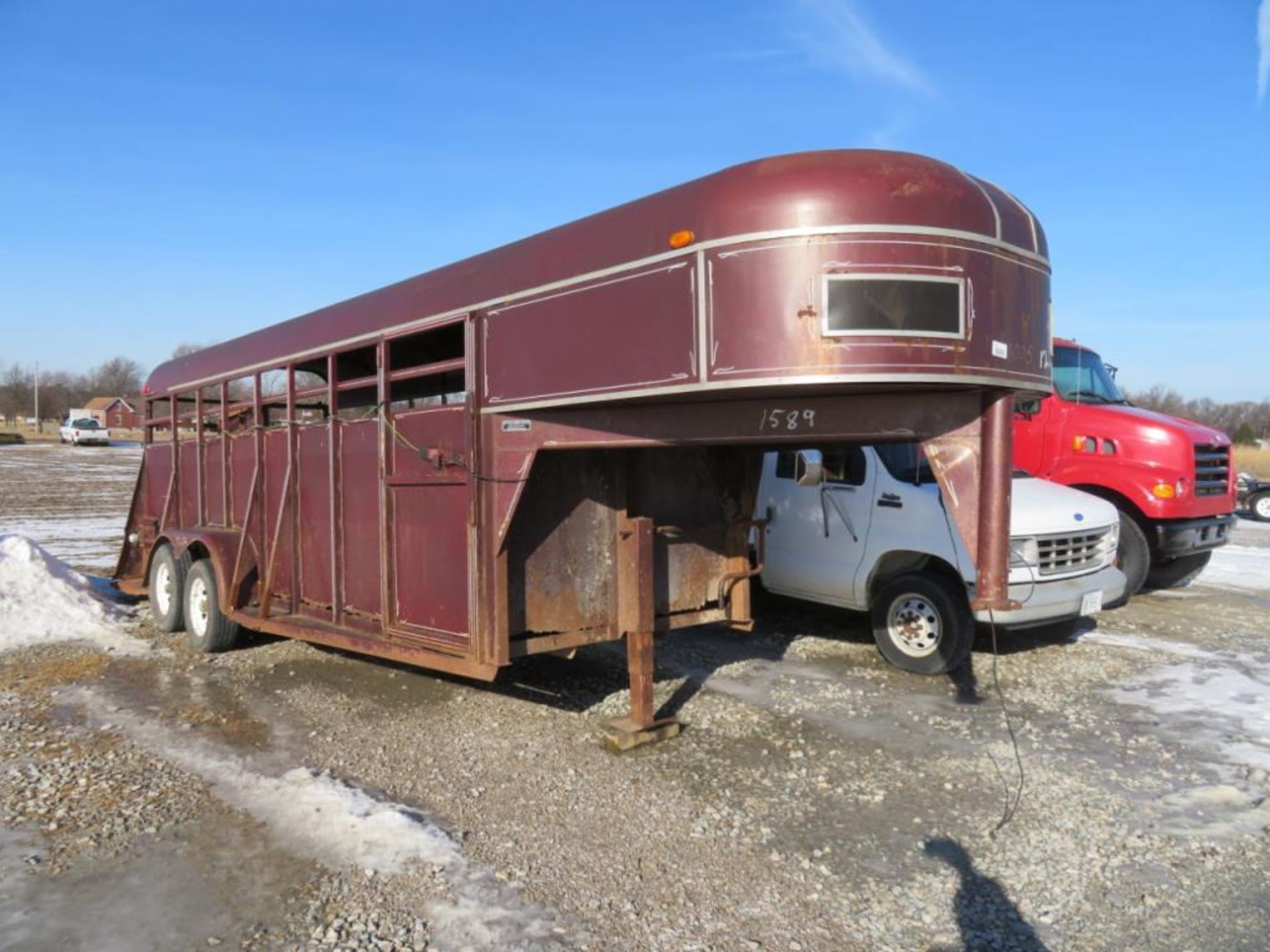 Steel gooseneck livestock trailer