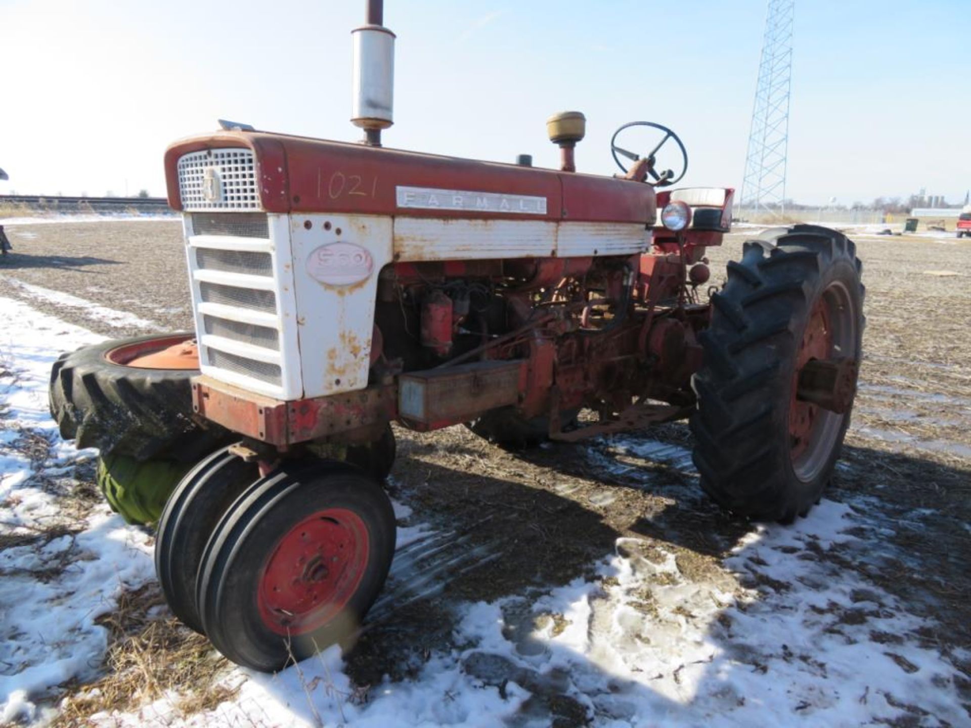 International 560 NF tractor 4,958 hrs serial 54895 gas