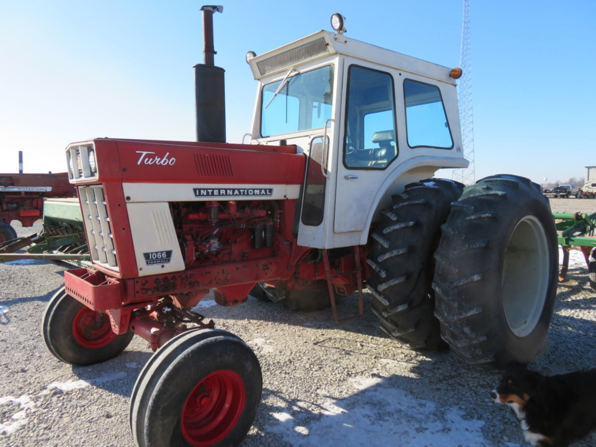 IH 1066 tractor w/cab 4,662 hours serial 2610159U017255