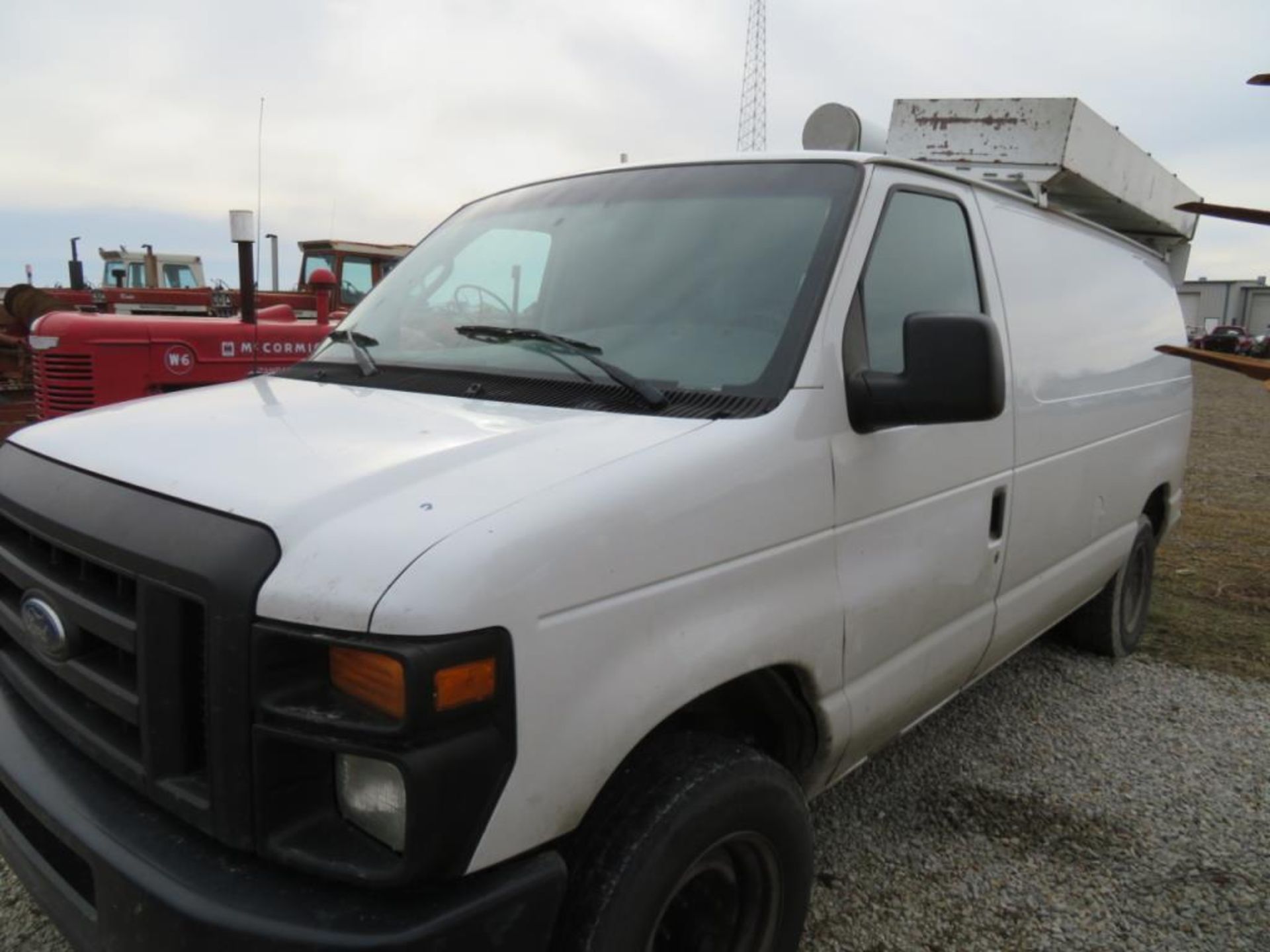 Ford E150 Econoline Van (title) v8 4.6L Gas runs but engine knocks - Image 2 of 6