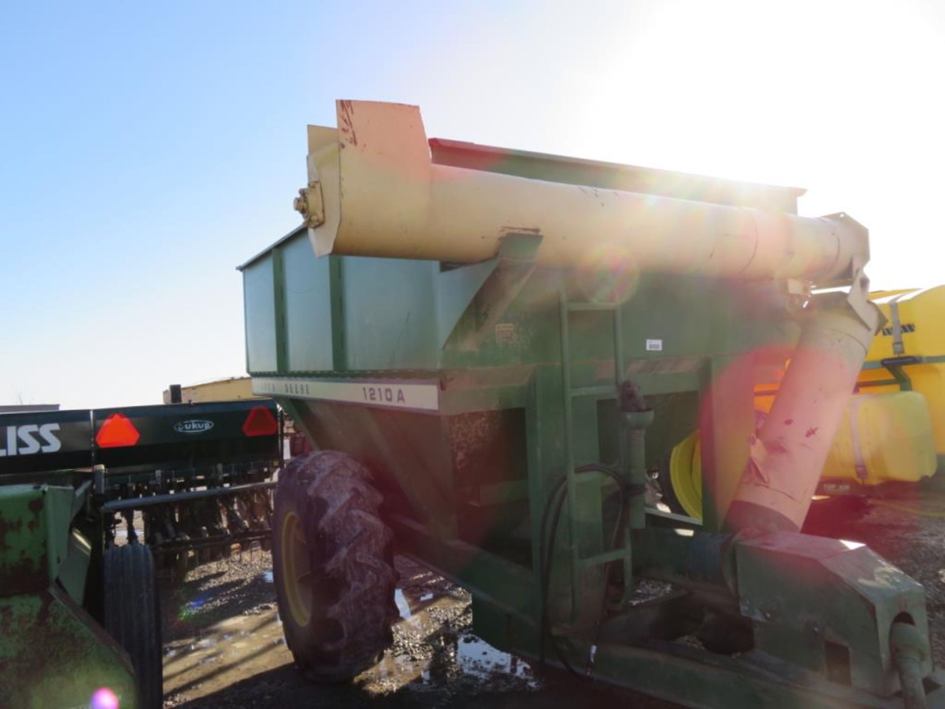 JD 1210 Auger Wagon(Grain Cart) 400 Bushel Gear Box is bad - Image 3 of 5