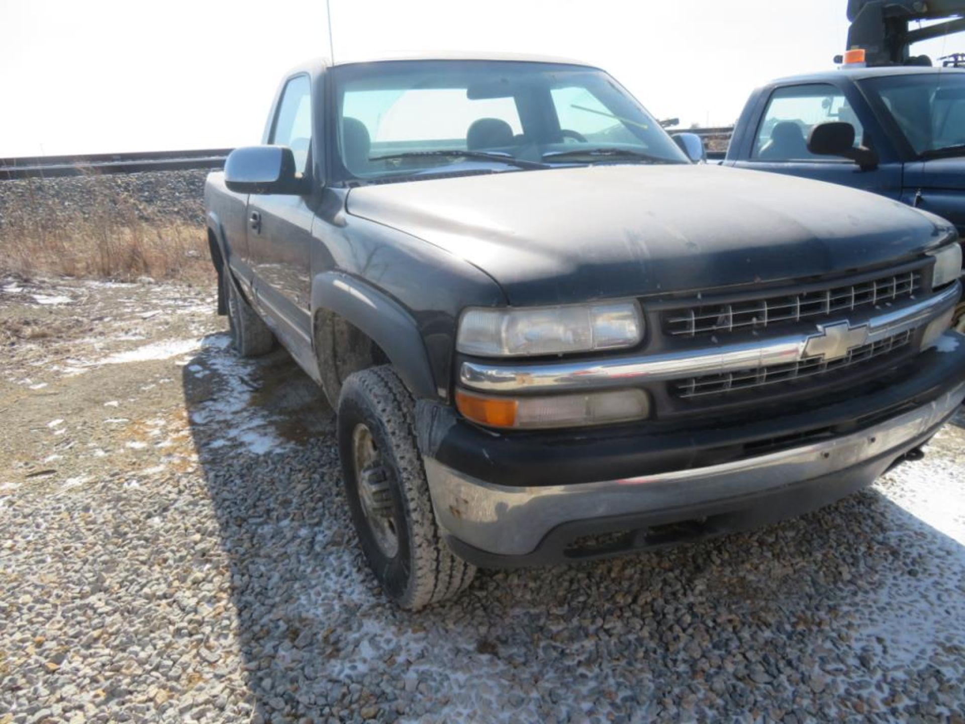 1999 Chevrolet 2500 4x4 (title) 315,000 miles8ft bedreg cab - Image 2 of 2