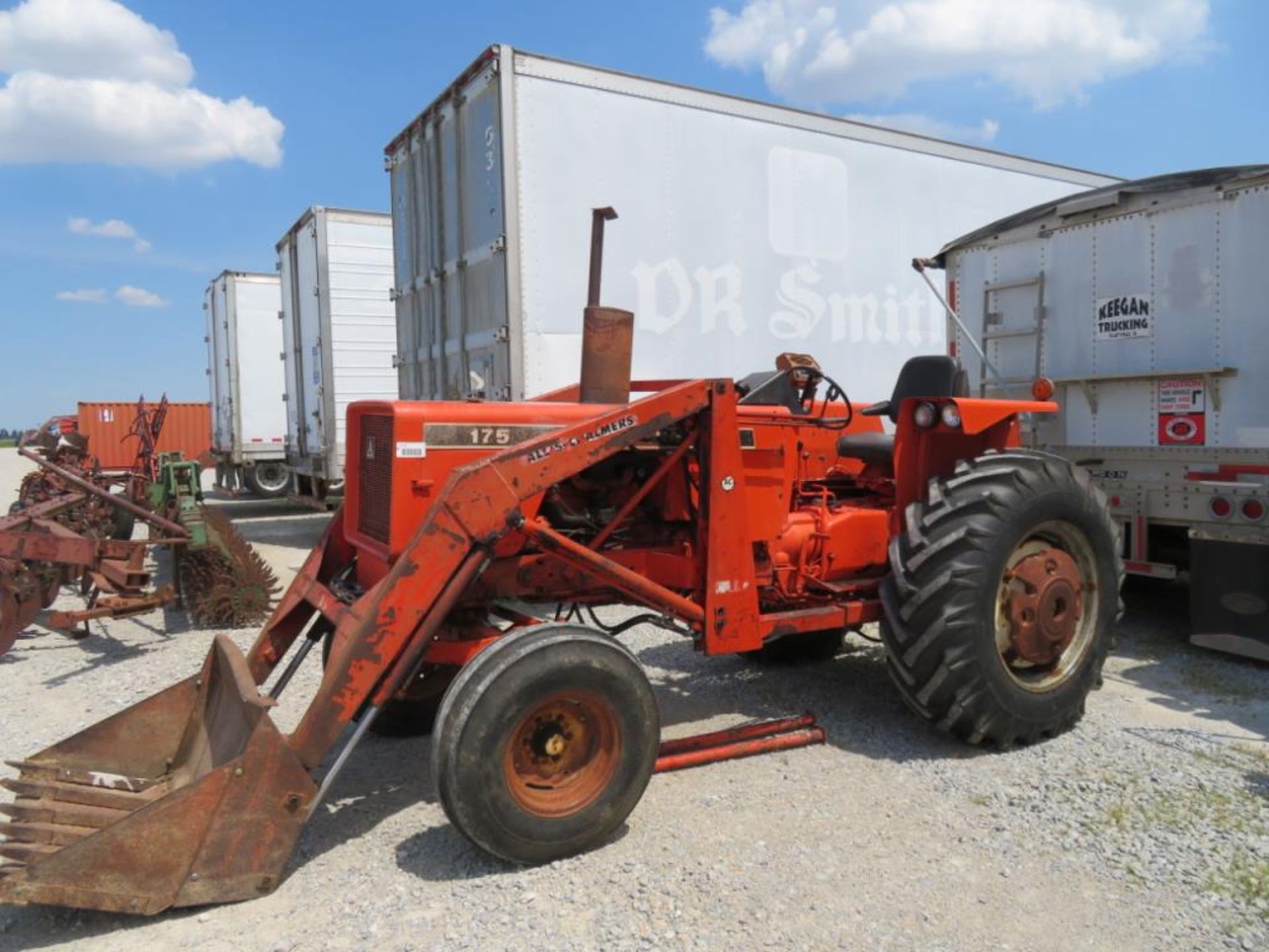 1974 Allis Chalmers 175 gas tractor wide front, w/Allis Chalmers 517 loader (runs excellent) - Image 16 of 20