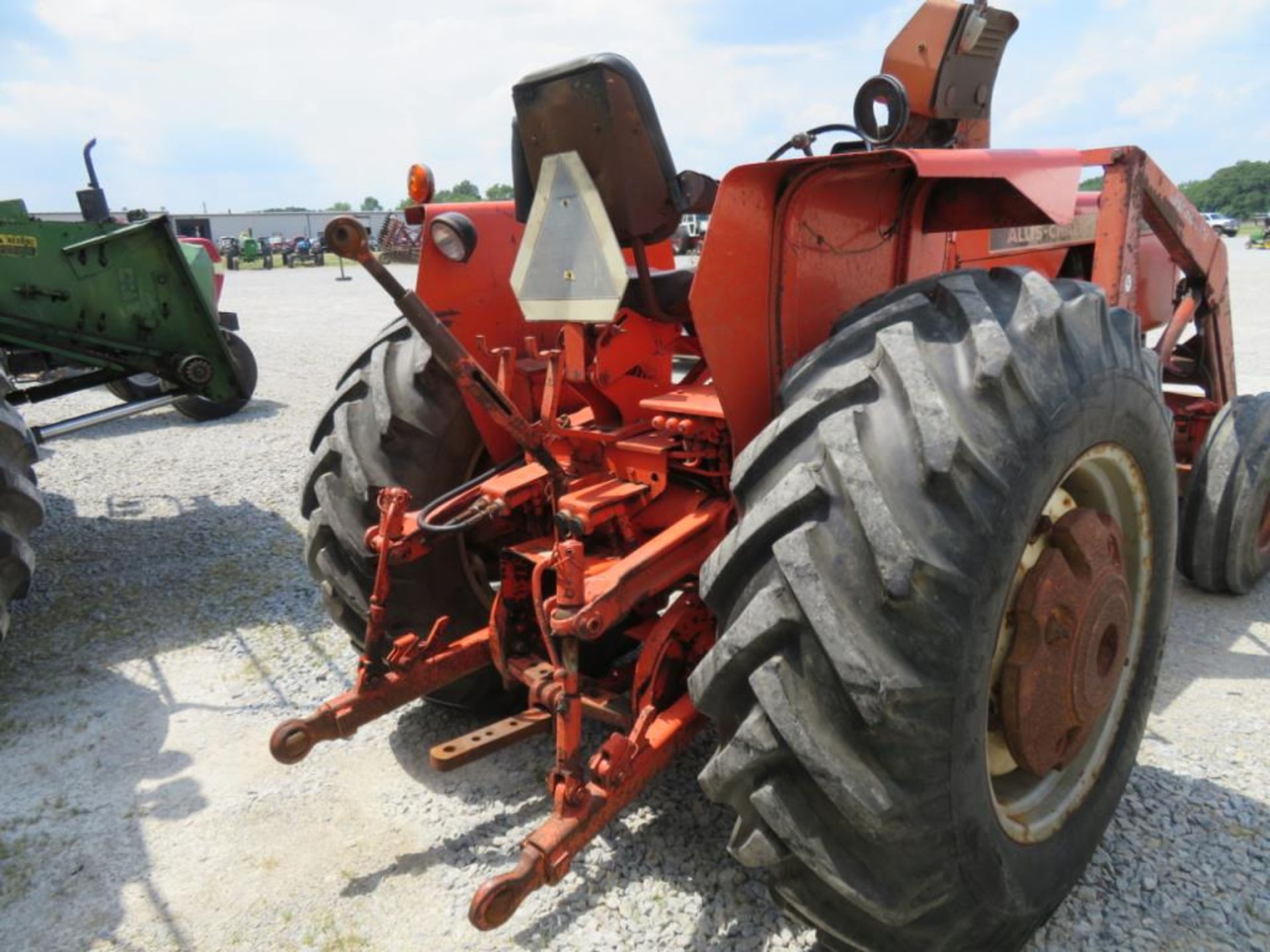 1974 Allis Chalmers 175 gas tractor wide front, w/Allis Chalmers 517 loader (runs excellent) - Image 8 of 20