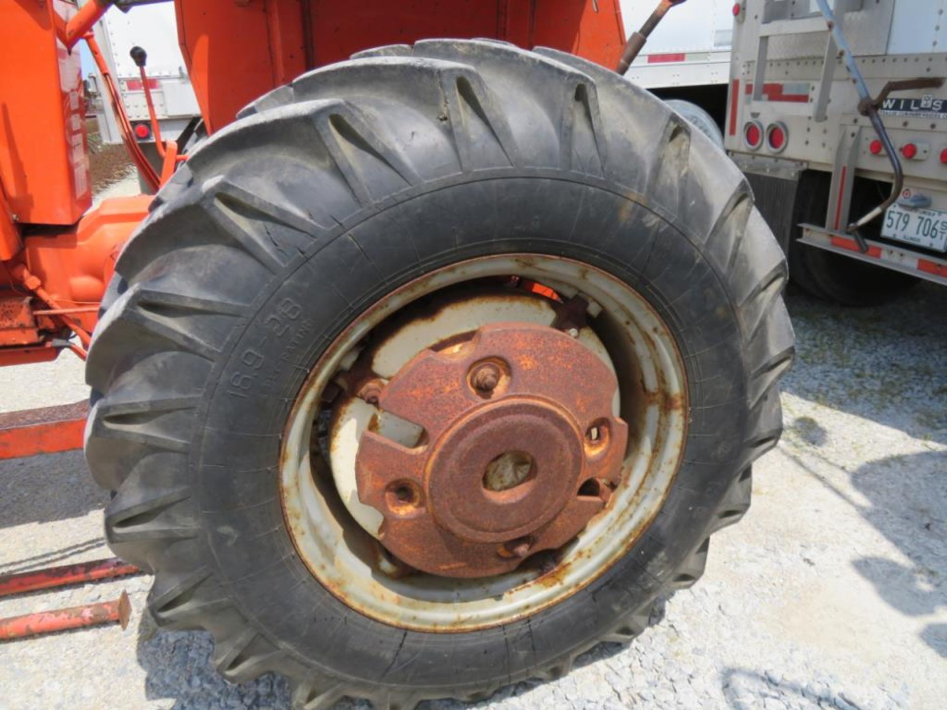 1974 Allis Chalmers 175 gas tractor wide front, w/Allis Chalmers 517 loader (runs excellent) - Image 10 of 20