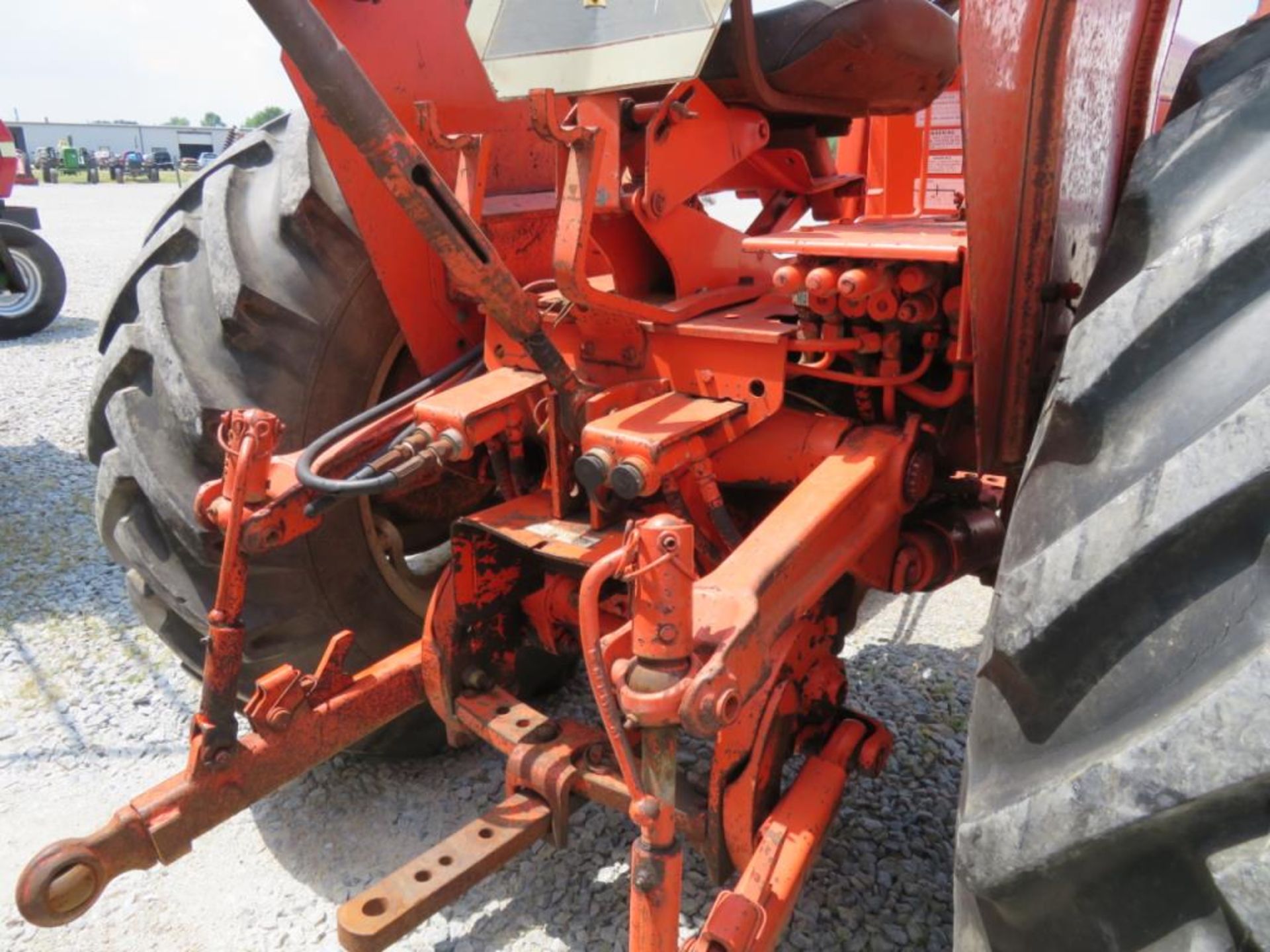 1974 Allis Chalmers 175 gas tractor wide front, w/Allis Chalmers 517 loader (runs excellent) - Image 9 of 20