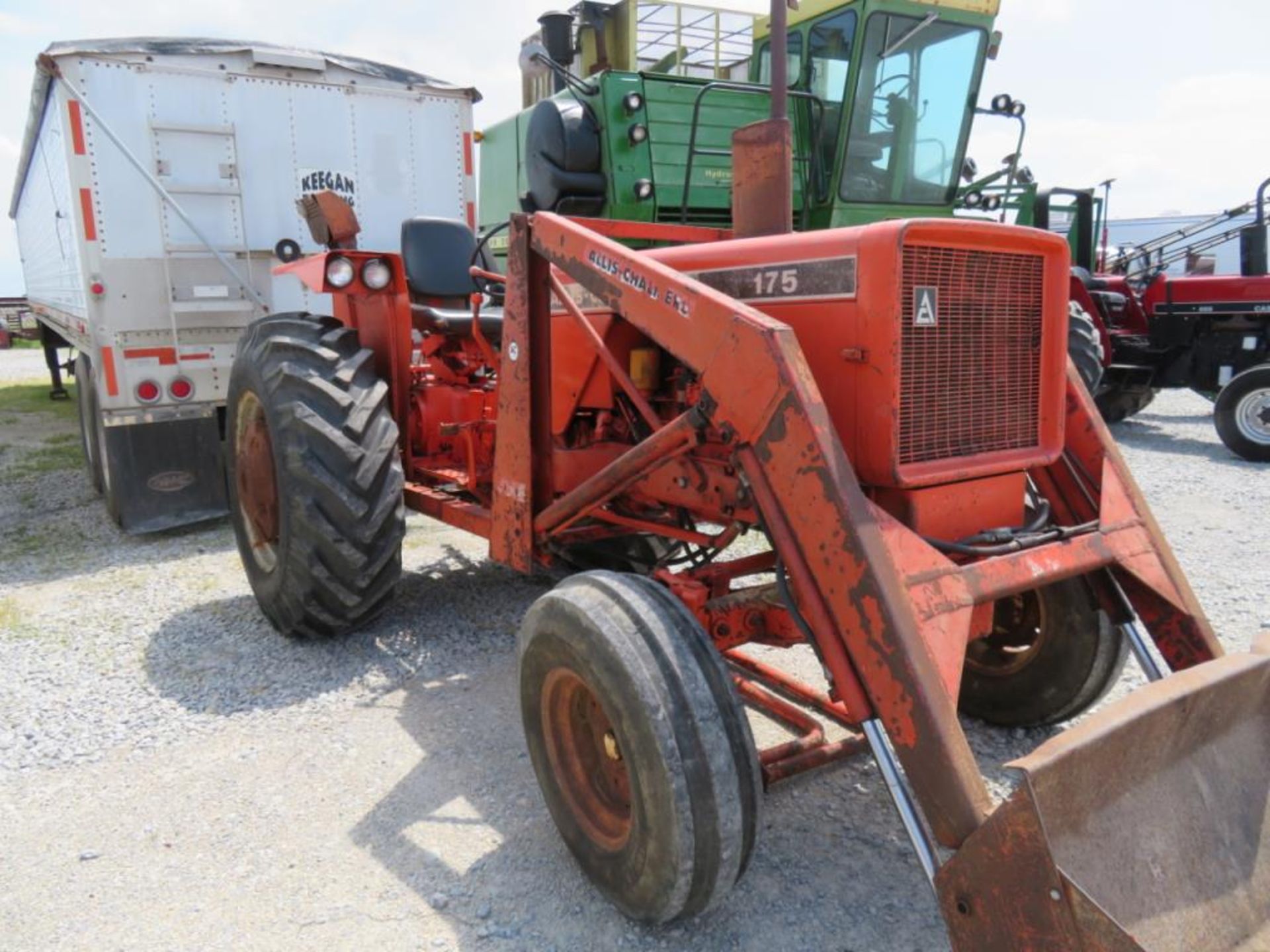 1974 Allis Chalmers 175 gas tractor wide front, w/Allis Chalmers 517 loader (runs excellent) - Image 4 of 20