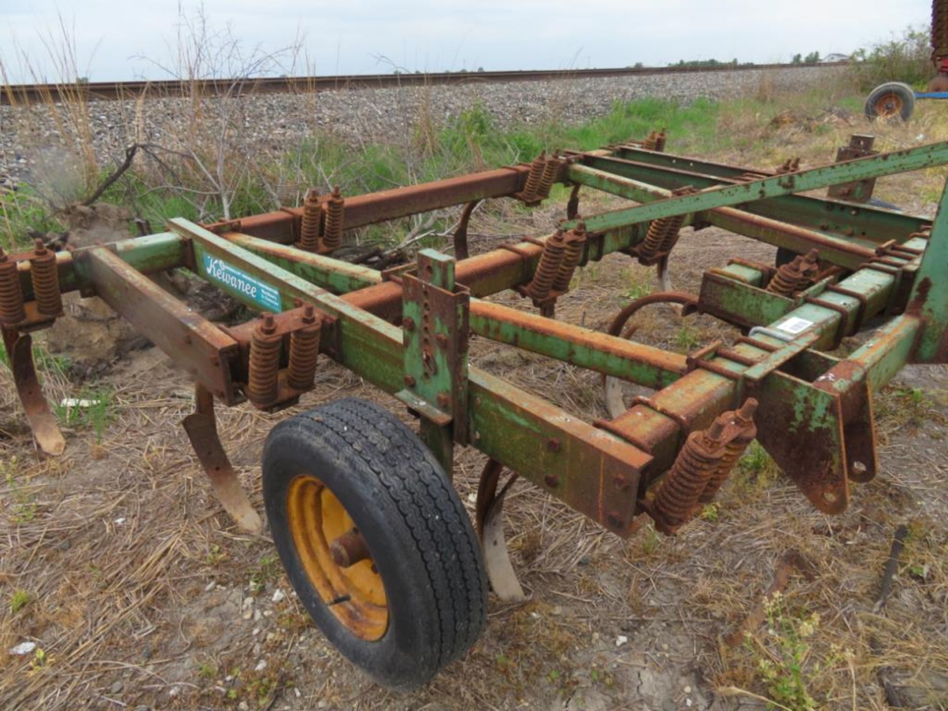 Kewanee 9 shank chisel plow w/springs