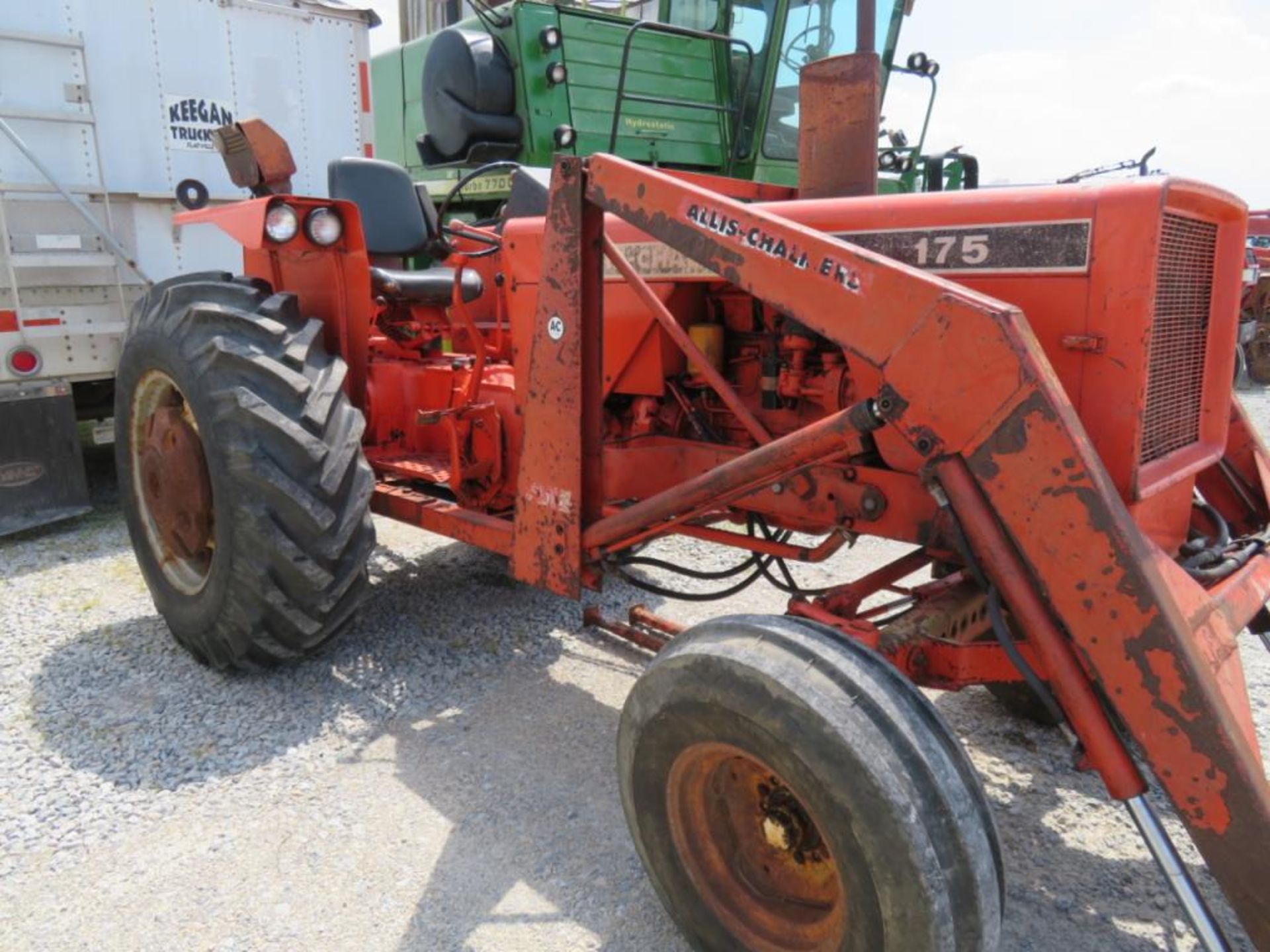 1974 Allis Chalmers 175 gas tractor wide front, w/Allis Chalmers 517 loader (runs excellent) - Image 5 of 20