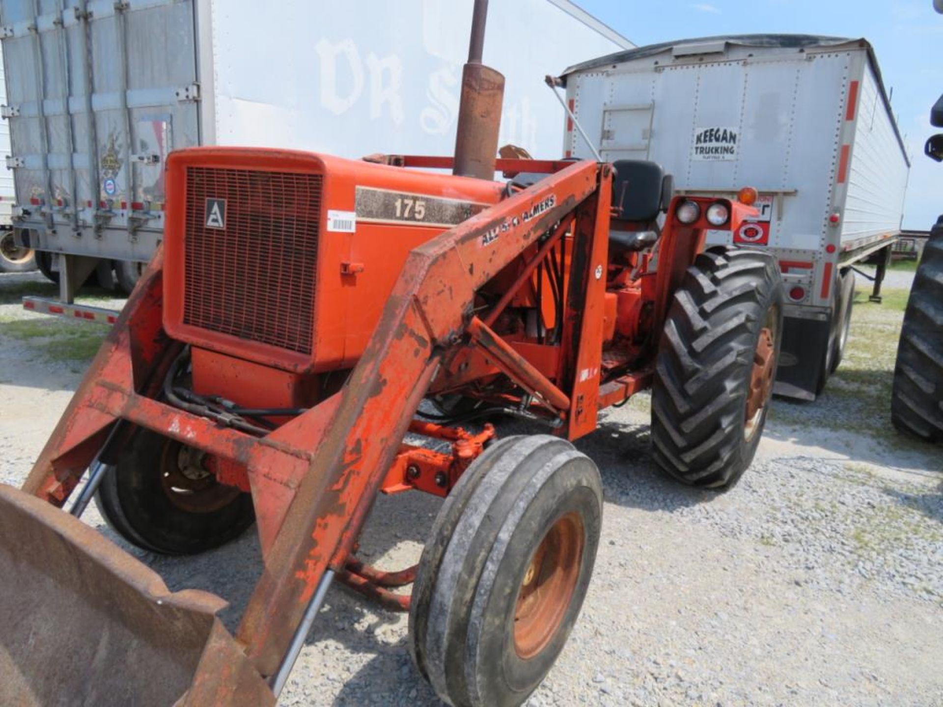 1974 Allis Chalmers 175 gas tractor wide front, w/Allis Chalmers 517 loader (runs excellent)