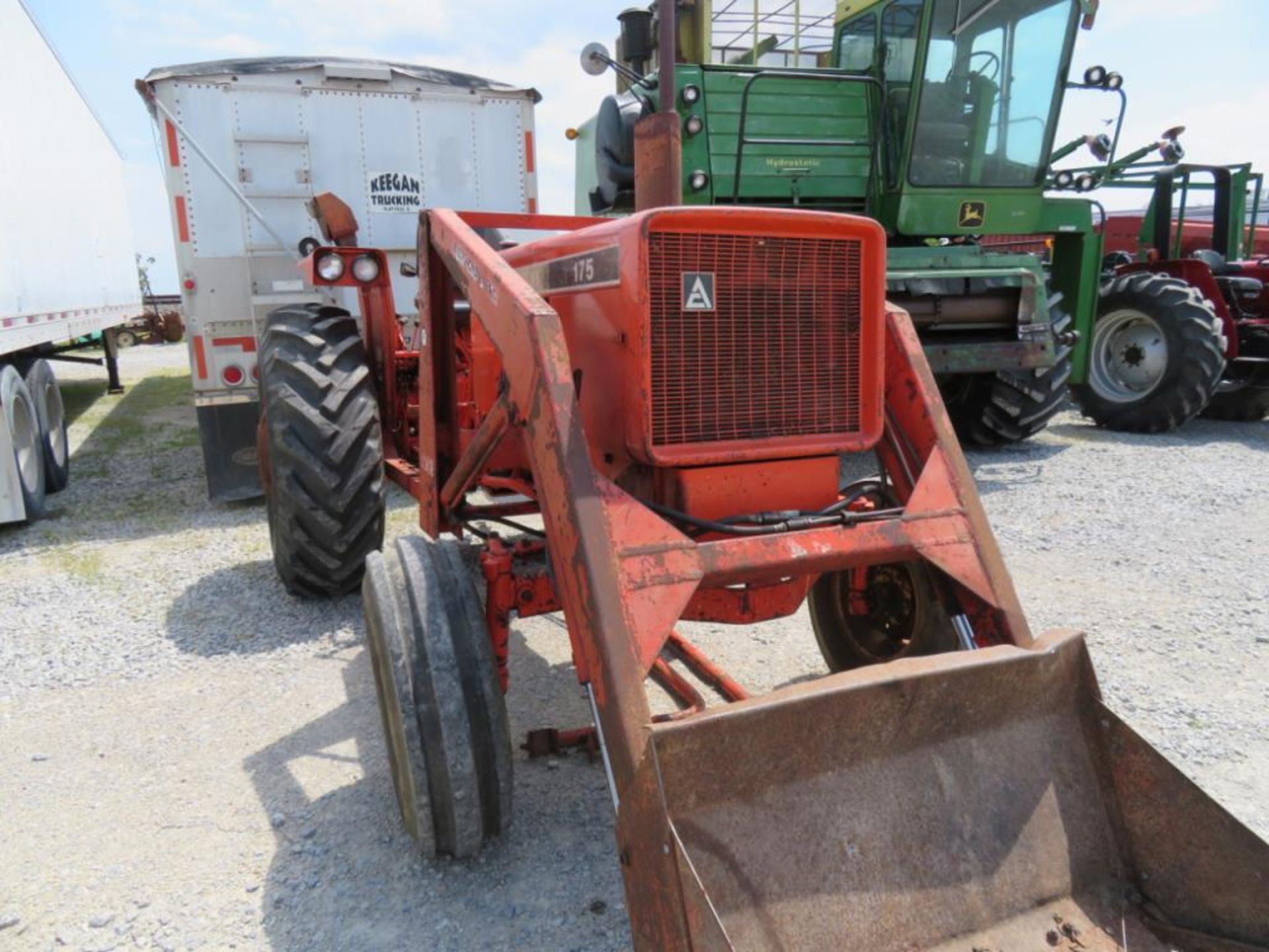 1974 Allis Chalmers 175 gas tractor wide front, w/Allis Chalmers 517 loader (runs excellent) - Image 3 of 20