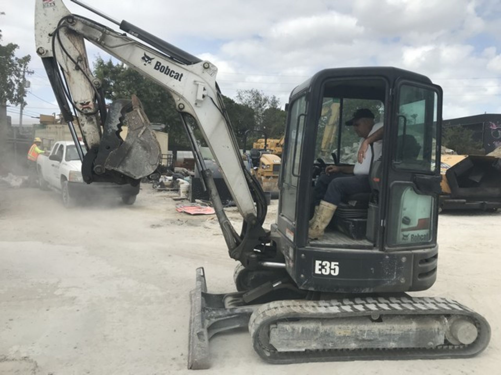 BOBCAT E35-ZTS MINI EXCAVATOR WITH HYDRAULIC QUICK DISCONNECT & GRAPPLES - AR1K11657 - 2,306 HOURS