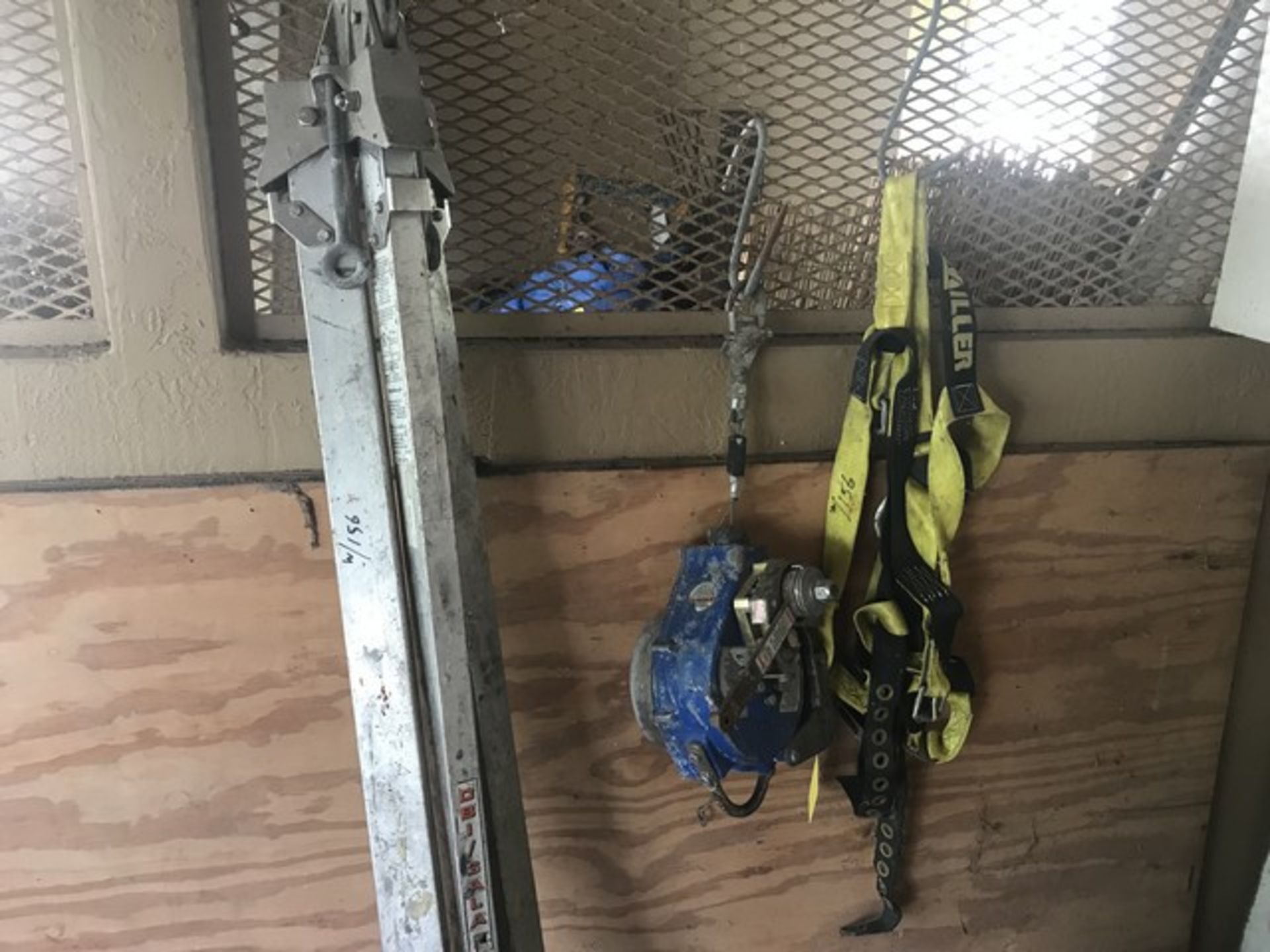 DBI / SALA HOIST WITH STAND & STRAP - Image 2 of 3