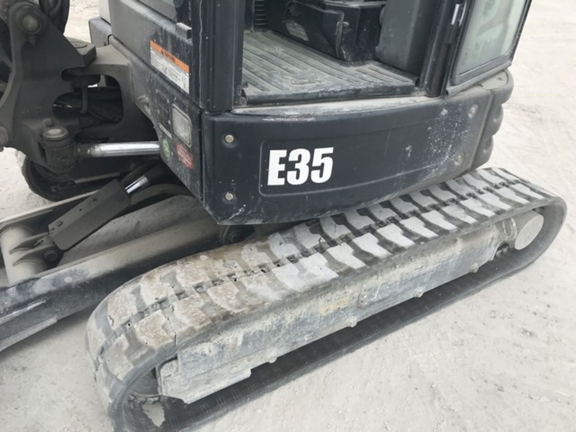 BOBCAT E35-ZTS MINI EXCAVATOR WITH HYDRAULIC QUICK DISCONNECT & GRAPPLES - AR1K11657 - 2,306 HOURS - Bild 2 aus 11