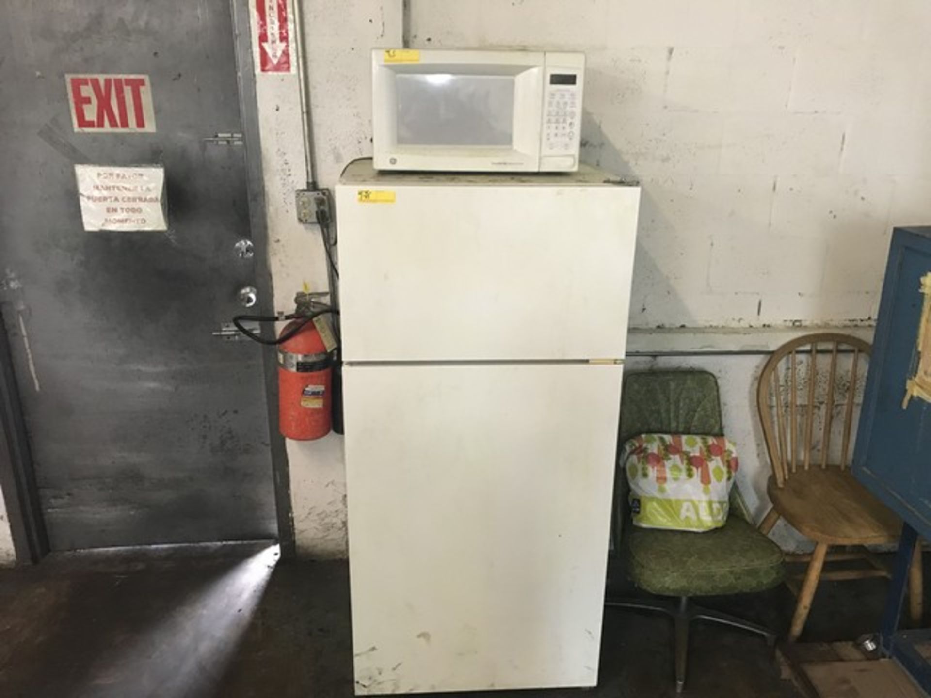 APPLIANCES - MICROWAVE / REFRIGERATOR